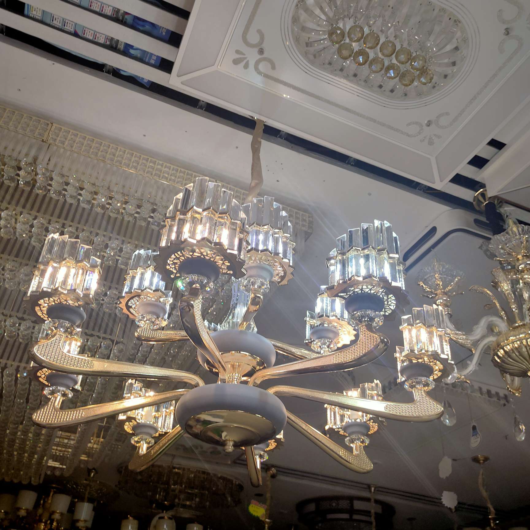 European and Nordic style all-copper crystal lamps, light luxury chandeliers, simple and modern living room lamps, bedroom and dining room lamps, glass crystal lamps details Picture