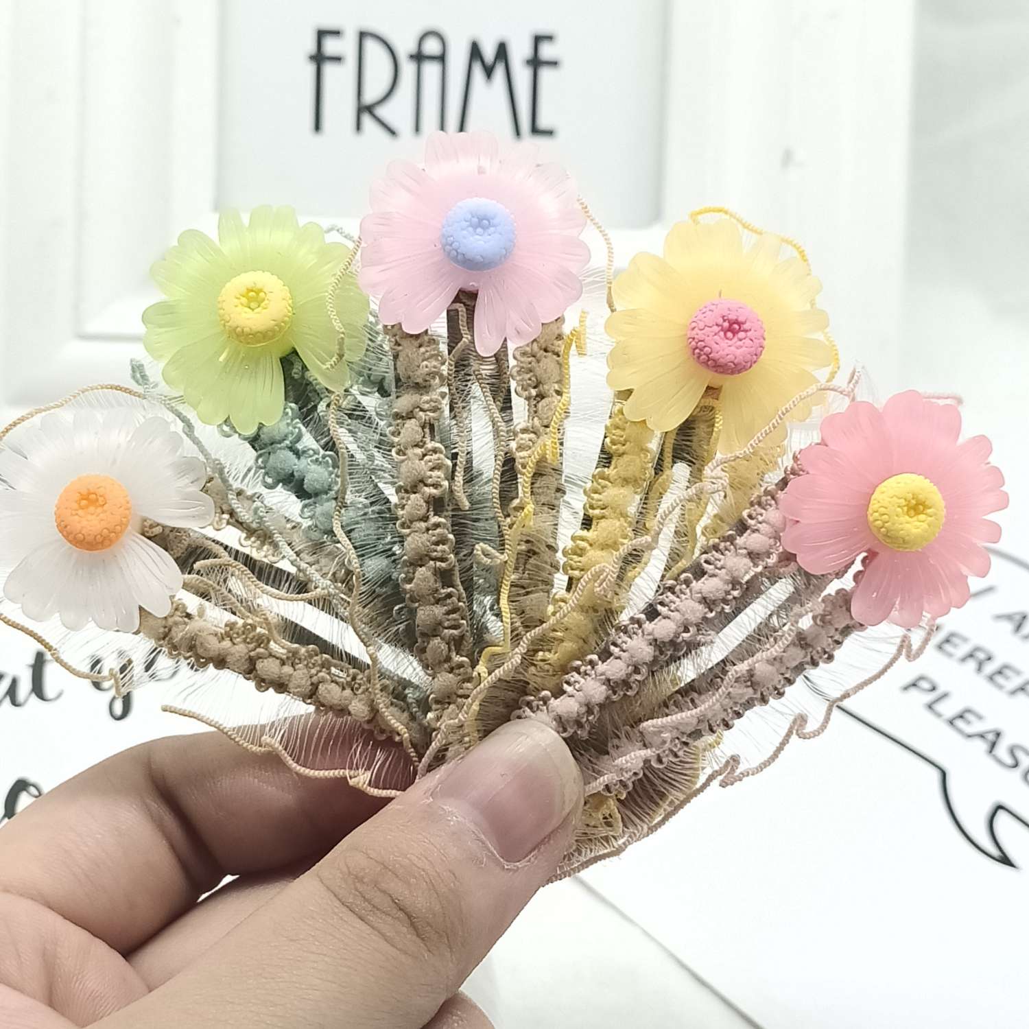 The hairpin is a super fairy-like female forest style, paired with lace, a simple and elegant Korean Internet celebrity. It features a fringe at the back of the head and a top clip Application Scenario