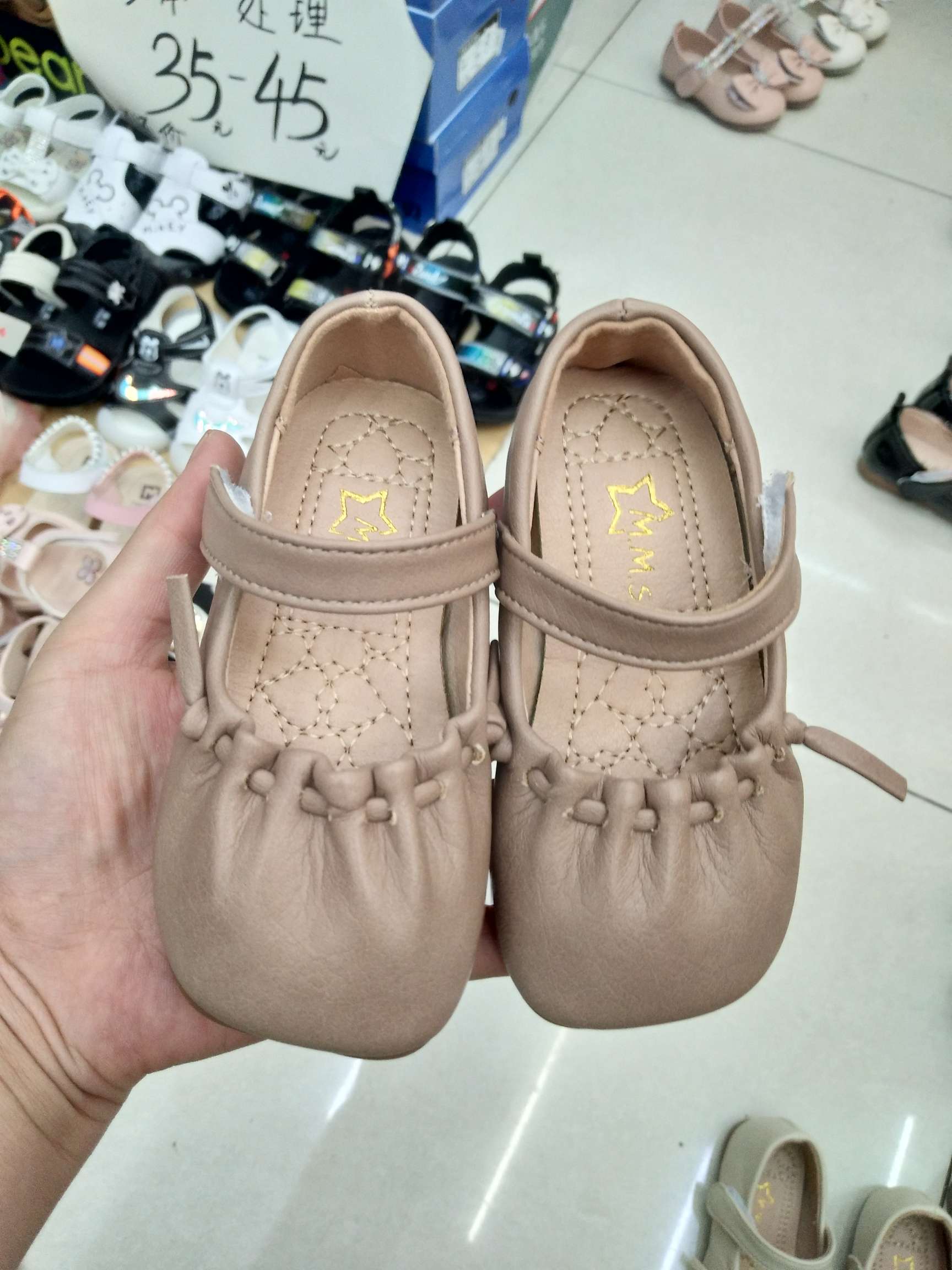 网红软底小童奶奶款小皮鞋细节图