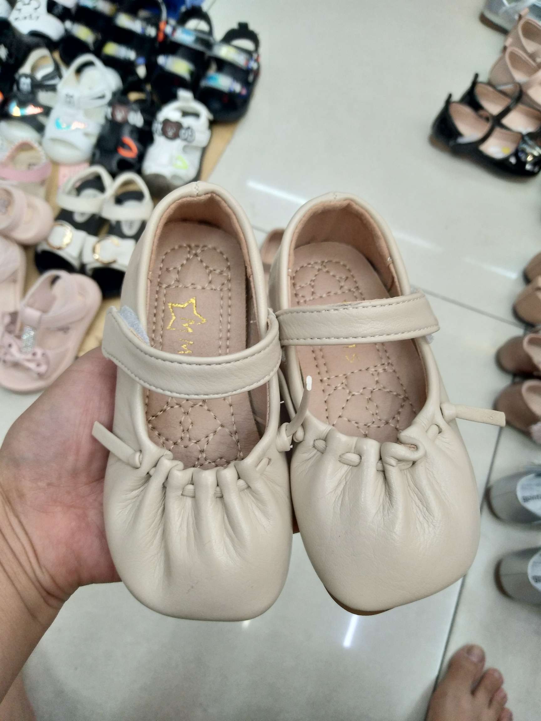 童皮鞋实物图