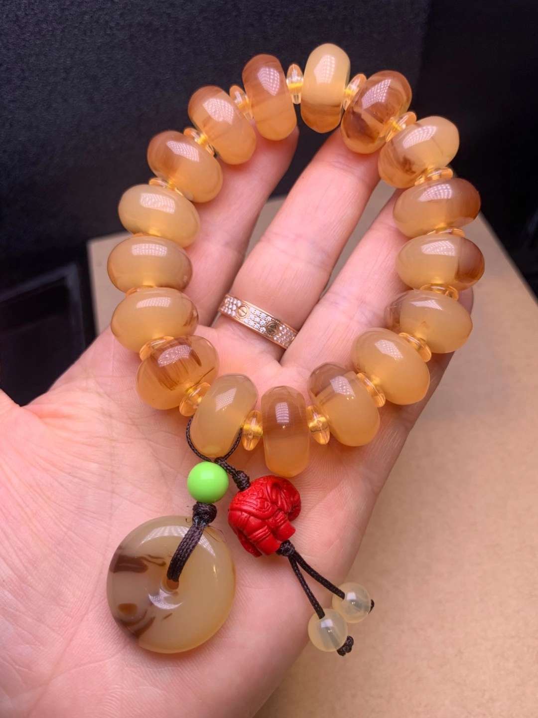 仿羚羊角手串细节图