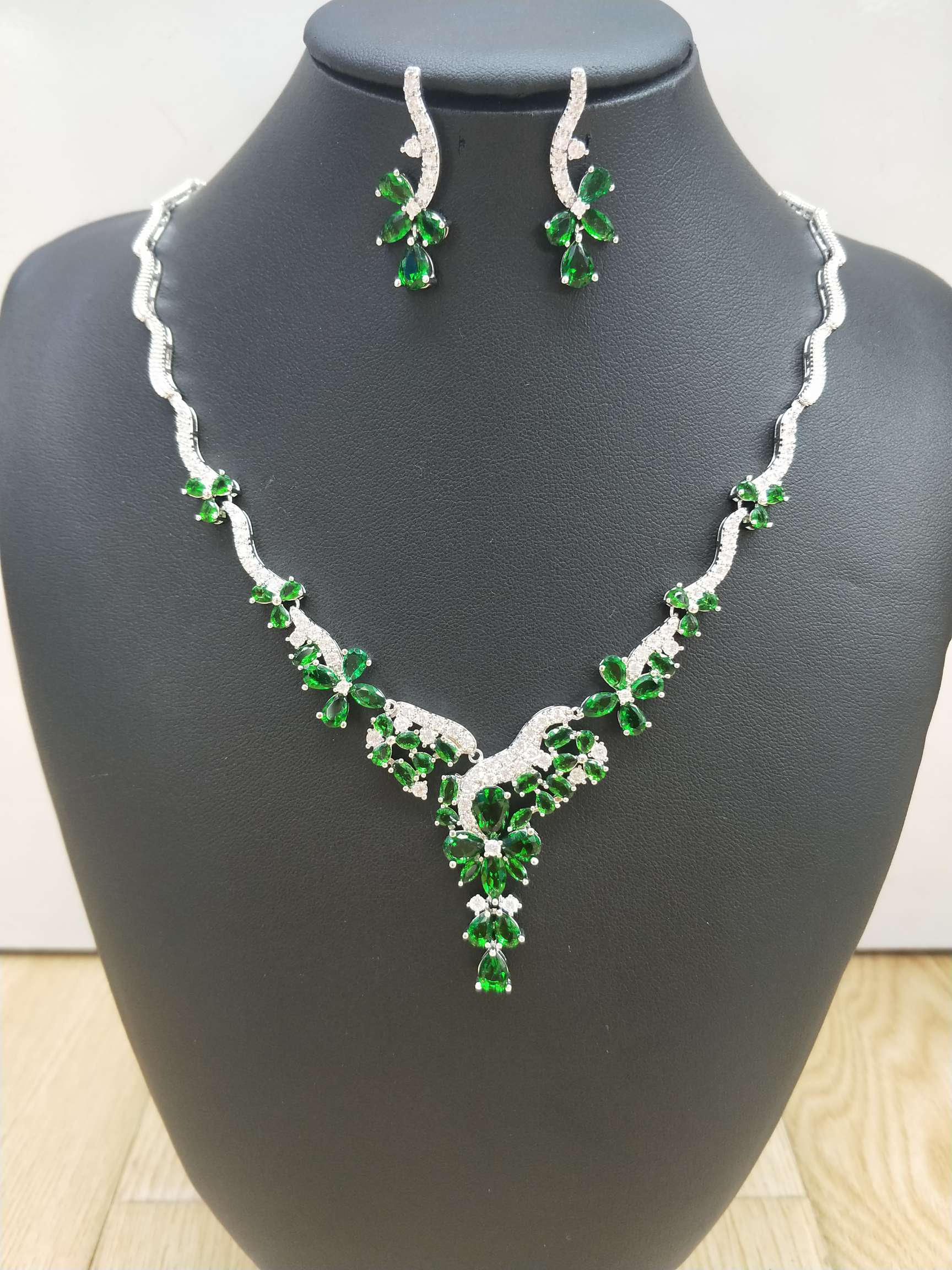 Golden Dream Beauty Luxury Trendy Fashion Green Stone Limited Edition Chain EH-24 details Picture
