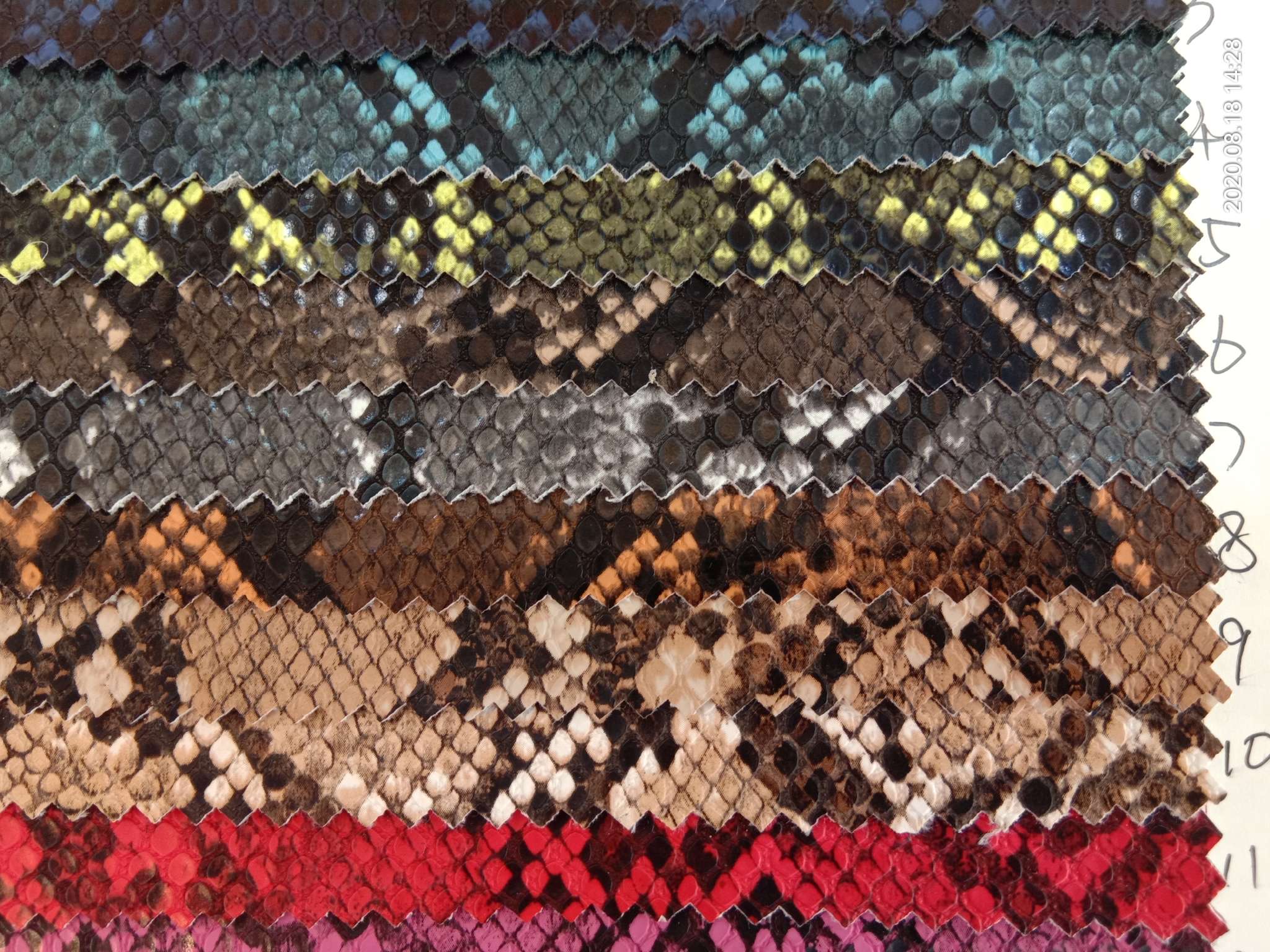 厂家直销蛇纹A1314－1款优良品质蛇纹PU皮带头饰箱包革白底实物图