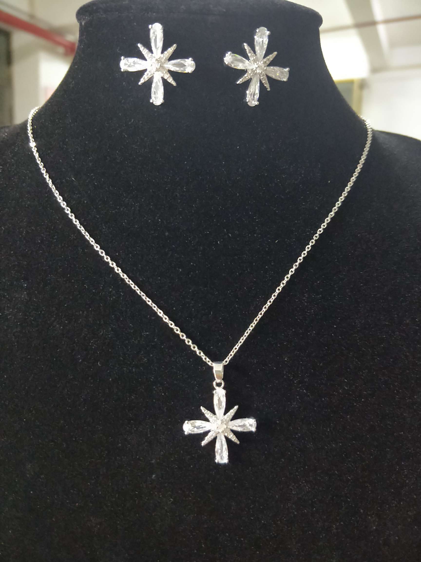 Fine chain pendant details Picture
