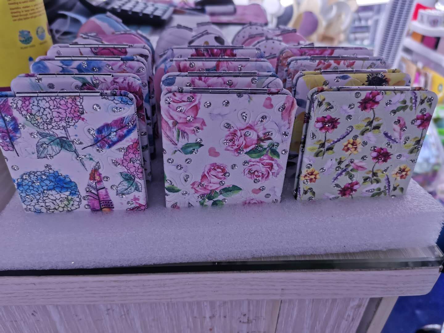 新款花朵系列带钻长方双面印花折叠便携化妆镜产品图