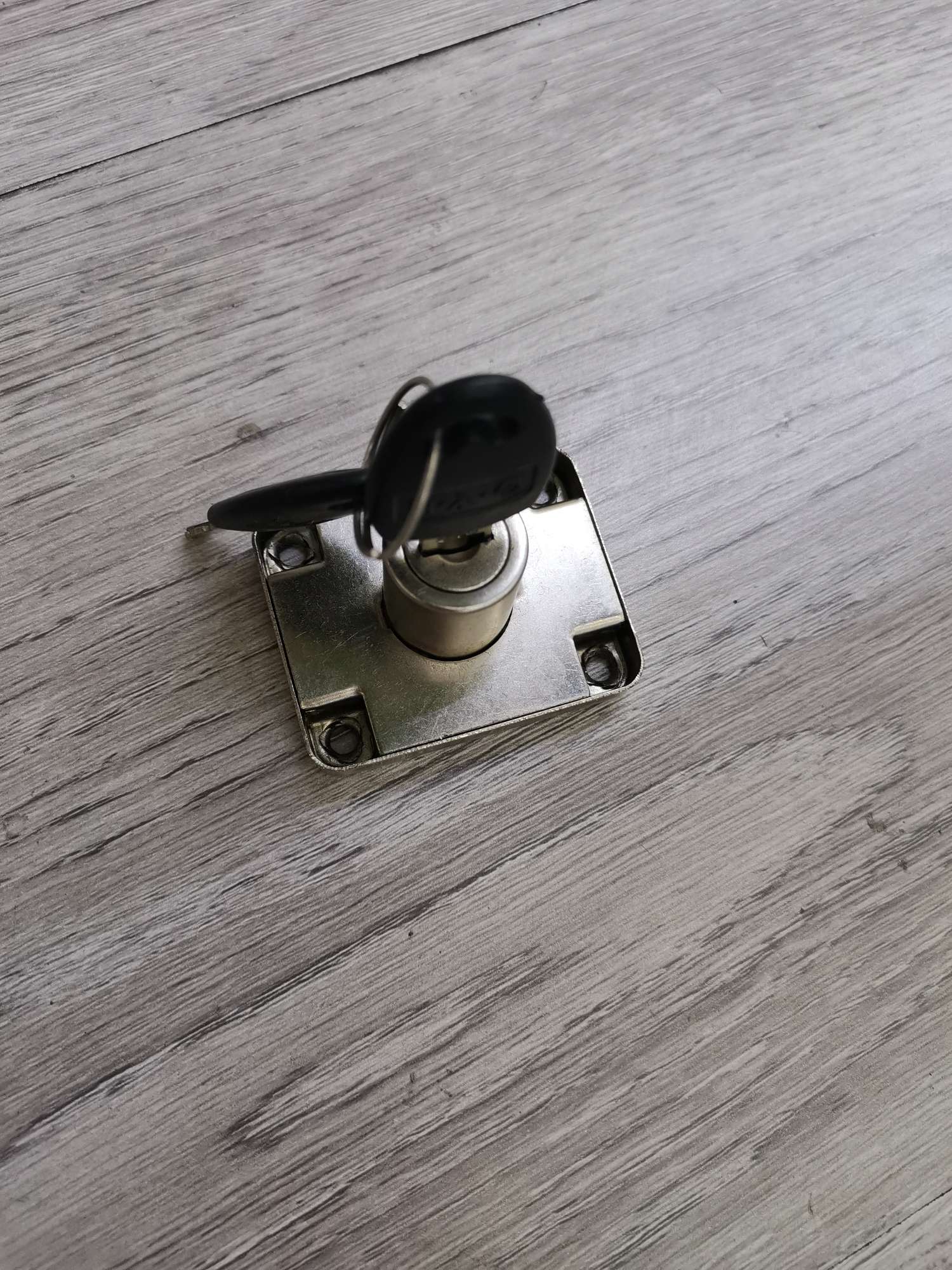 139-22 Iron drawer lock
There are plastic handle keys, iron keys and folding keys, the price is different. thumbnail