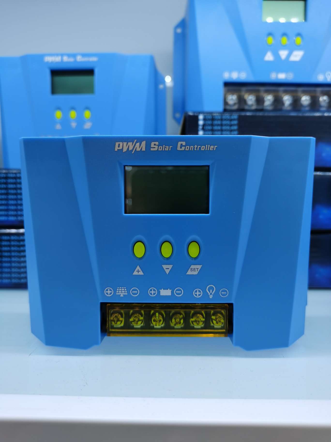 وحدة التحكم في الشحن بالطاقة الشمسية 30A 12V24 V