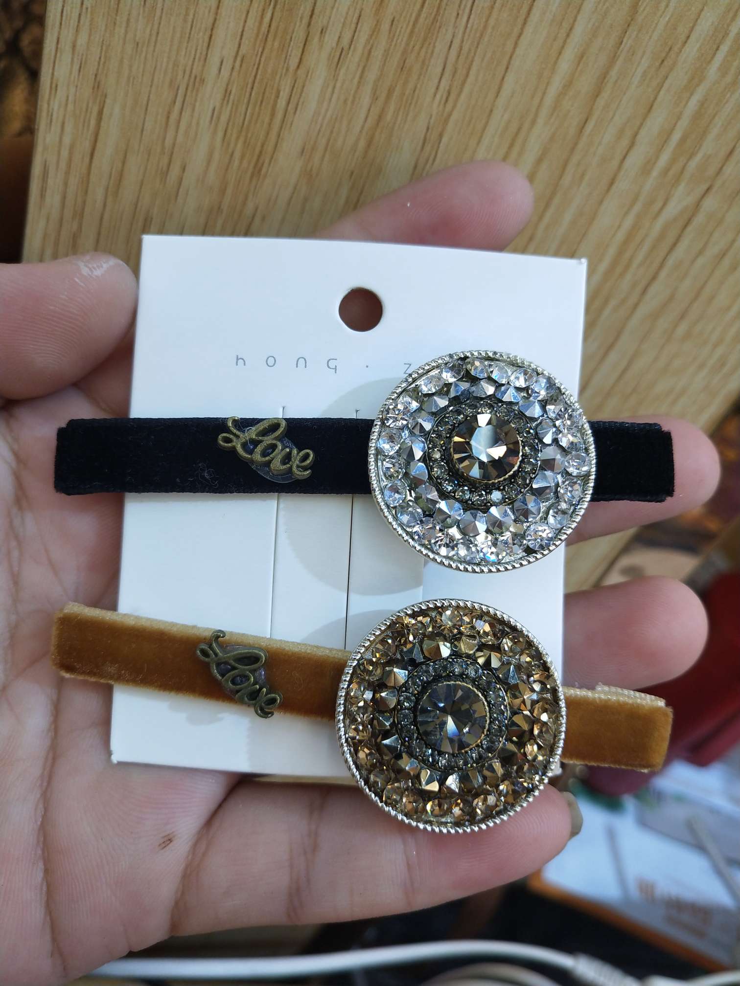 Circular diamond-encrusted clamping details Picture