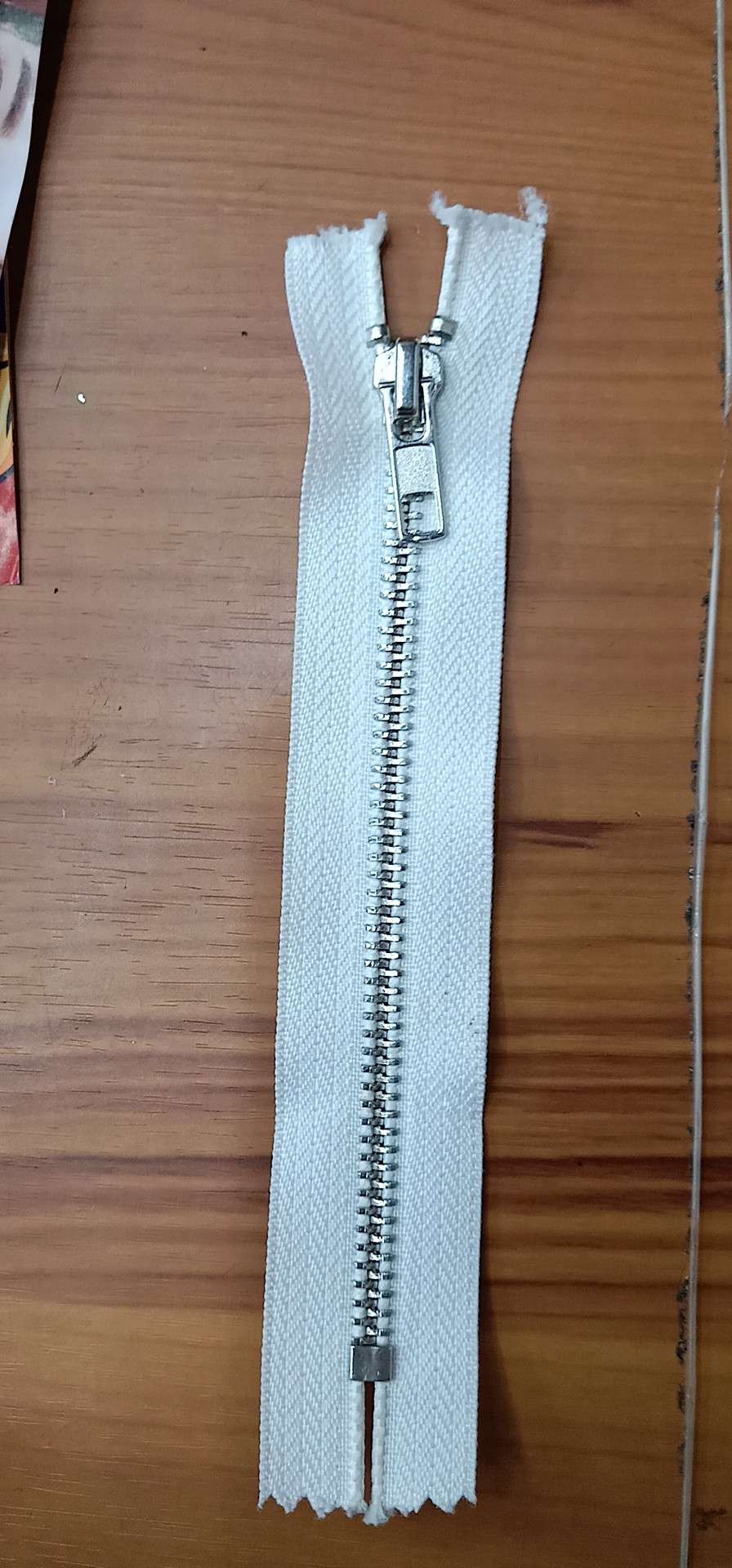 服装辅料拉链3号金属真铜浅金带钻拉头闭口拉链白底实物图