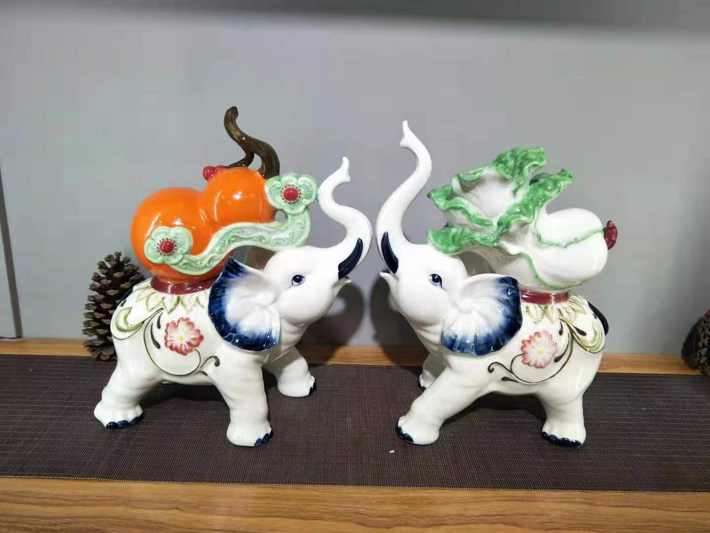 青花瓷彩绘陶瓷大象是现代家居摆设产品图