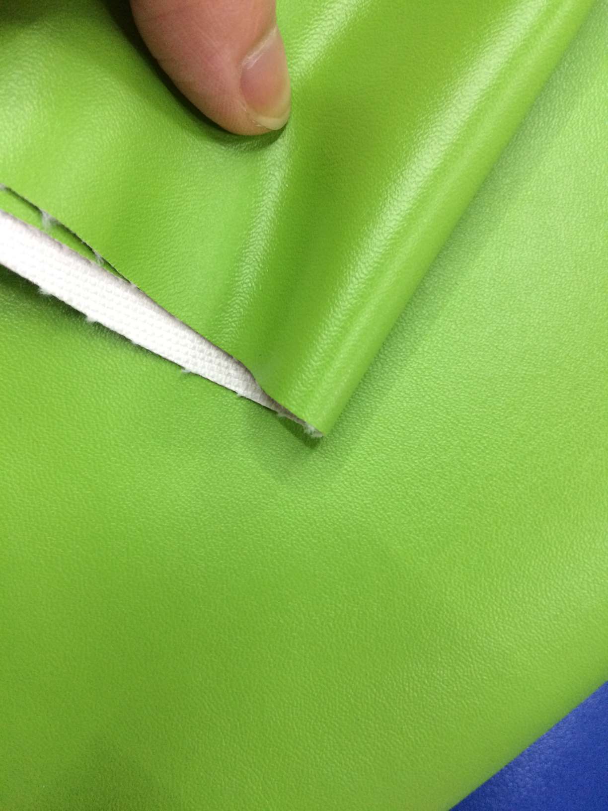 Factory direct sales of solid-color fine-textured pu napa textured leather coarse cloth bottom bag fabric, waterproof 8177 details Picture