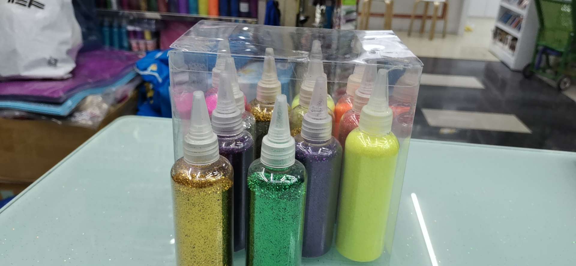 Gold Glitter Watercolor Paint Application Scenario