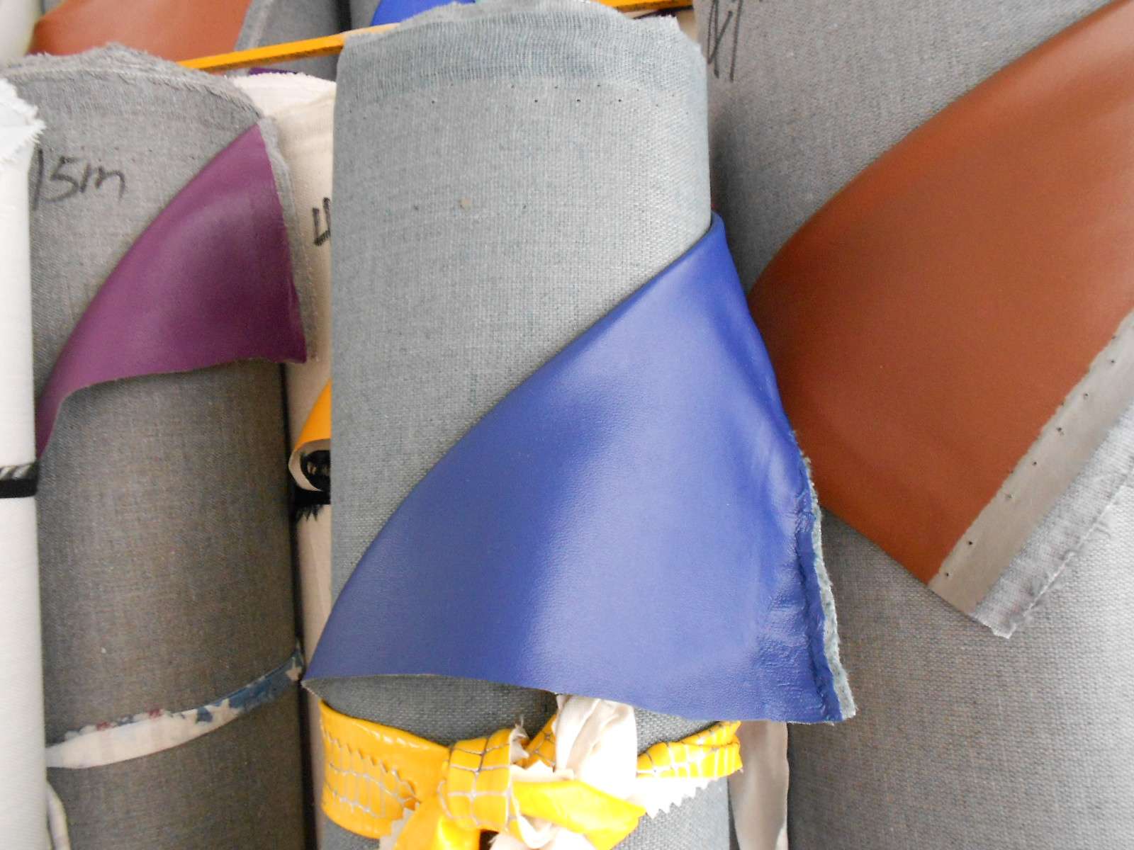 Factory direct sales of solid-color fine-textured pu napa textured leather coarse cloth bottom bag fabric, waterproof 8177 Specification image