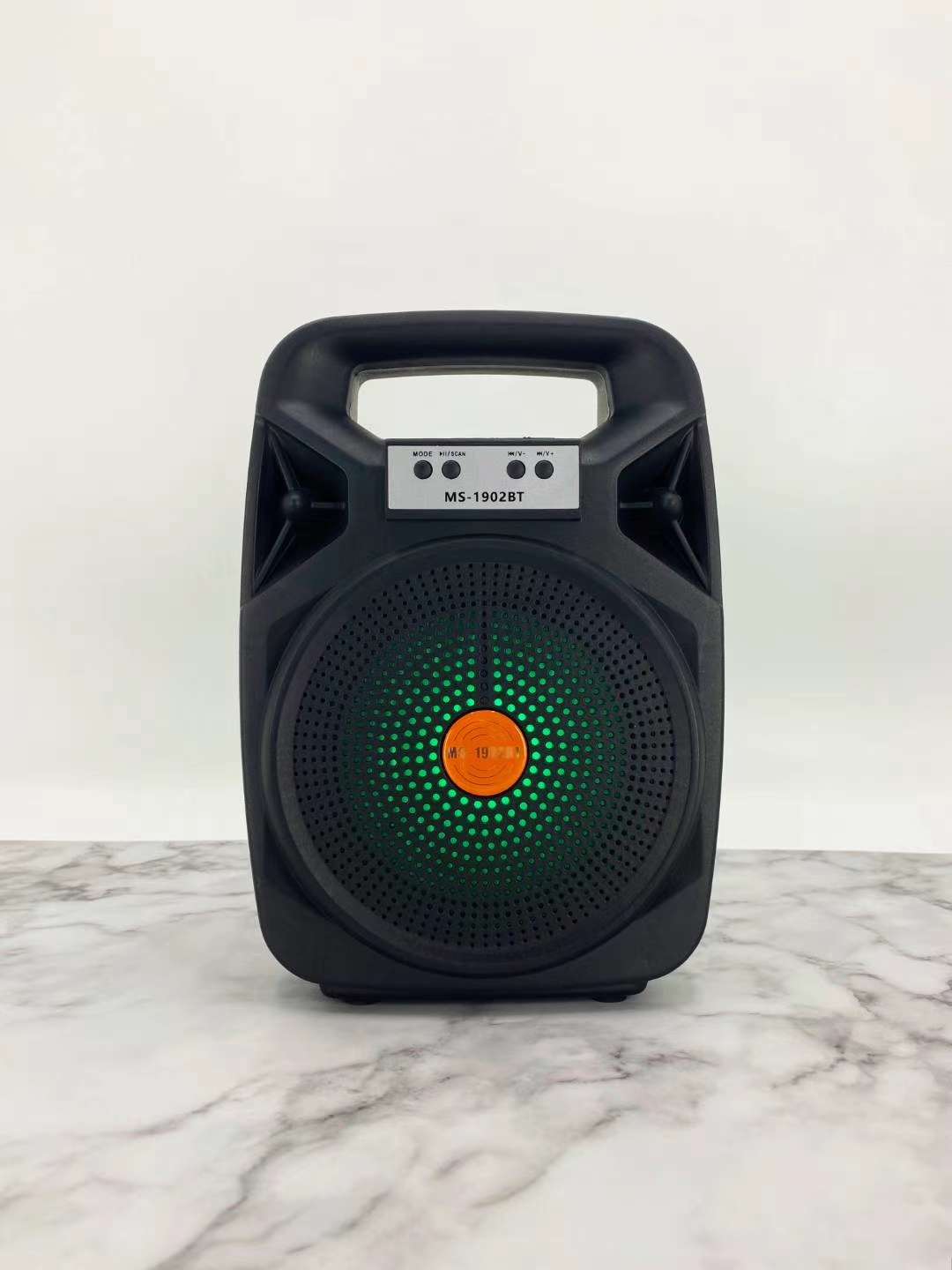 智能音箱实物图