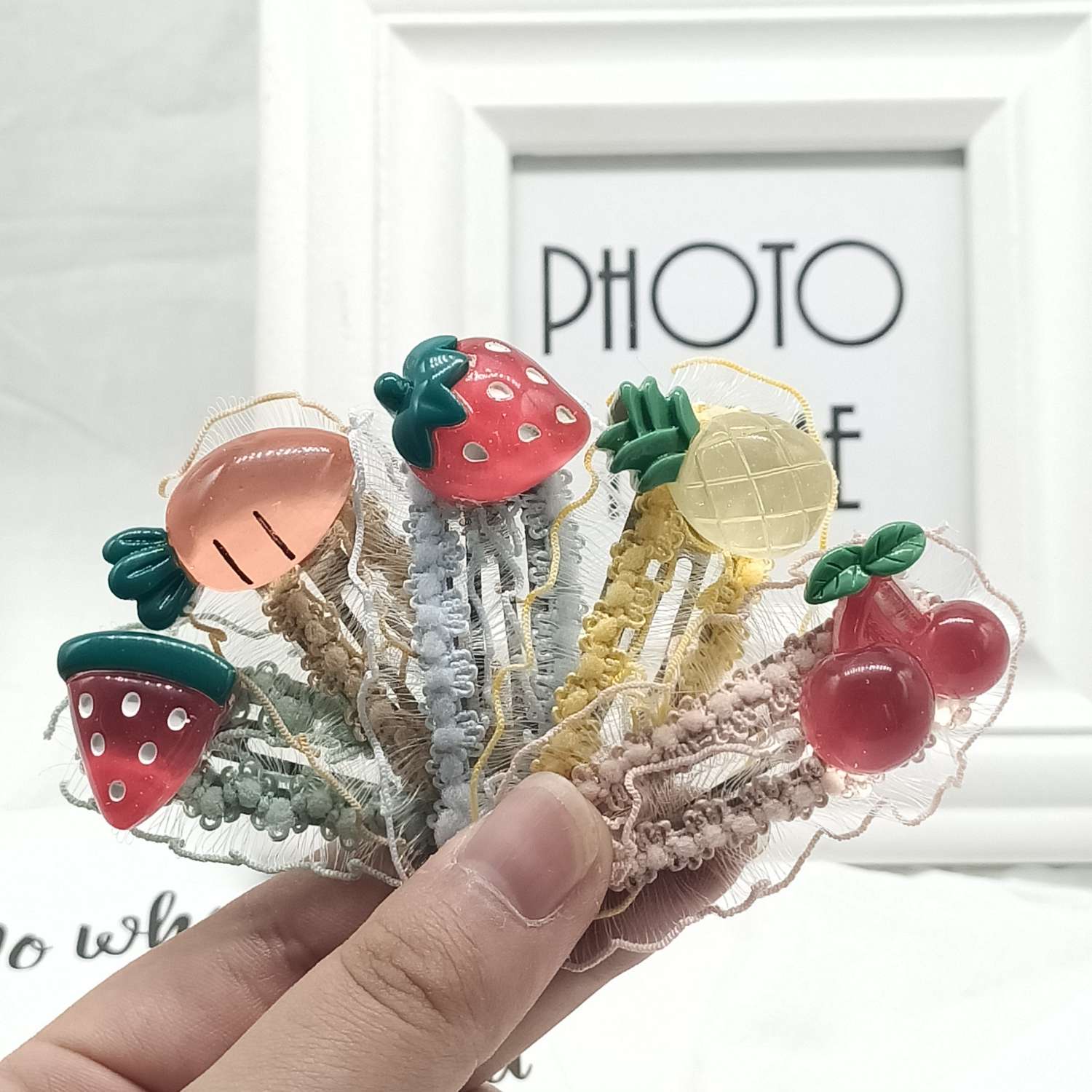 The hairpin is a super fairy-like female forest style, paired with lace, a simple and elegant Korean Internet celebrity. It features a fringe at the back of the head and a top clip Item Picture