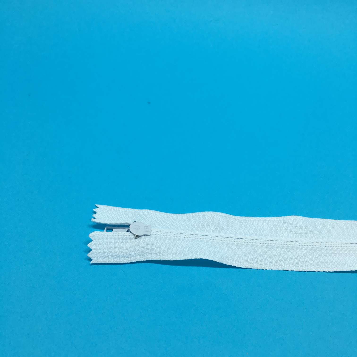 服装辅料拉链3号尼龙闭口20公分单针针头拉链白底实物图