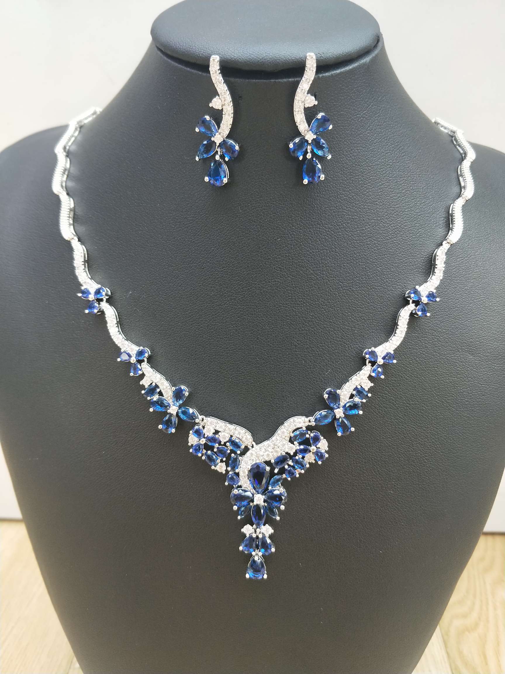 Limited edition set of flow-shaped colored stones details Picture