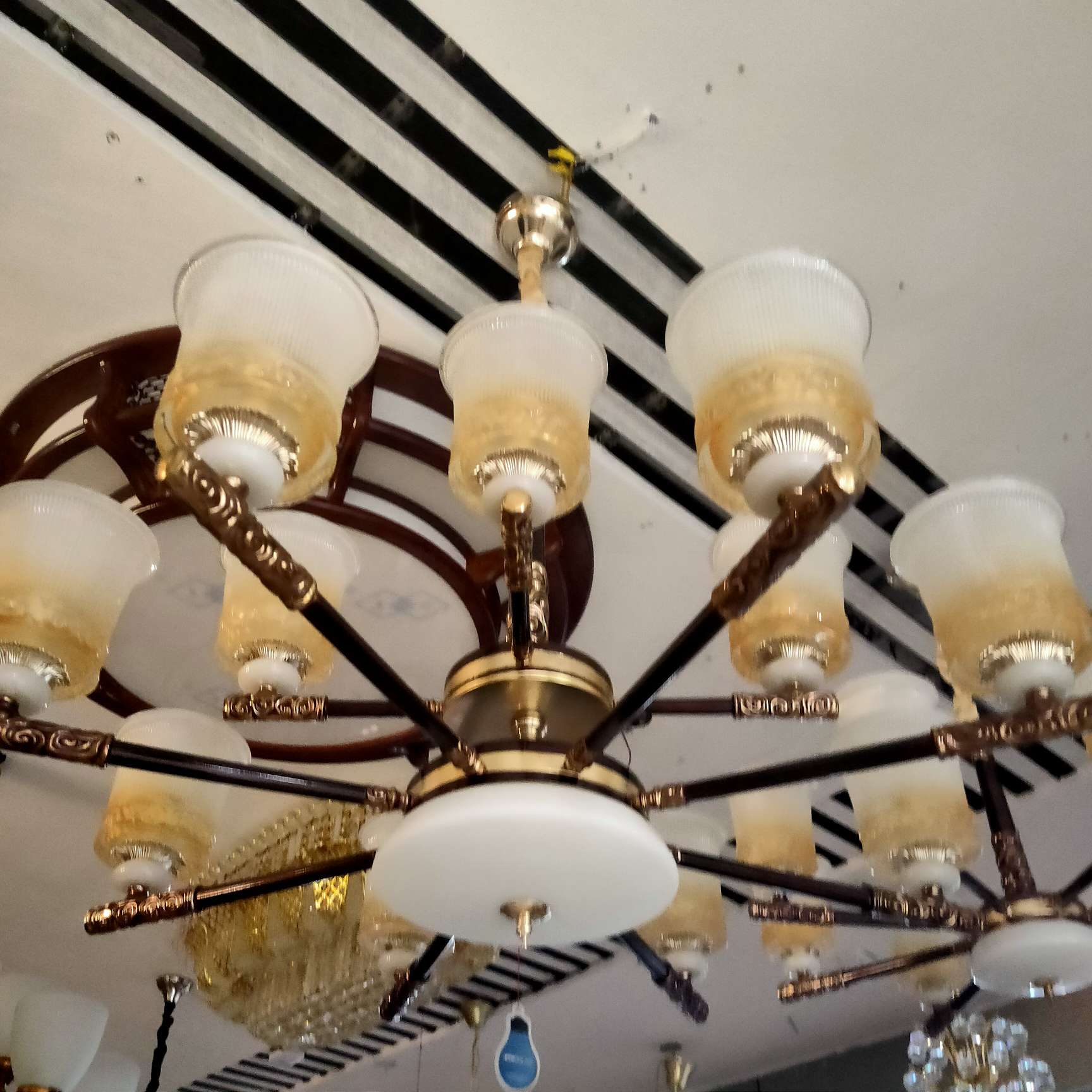 European and Nordic style all-copper crystal lamps, light luxury chandeliers, simple and modern living room lamps, bedroom and dining room lamps, crystal lamps details Picture