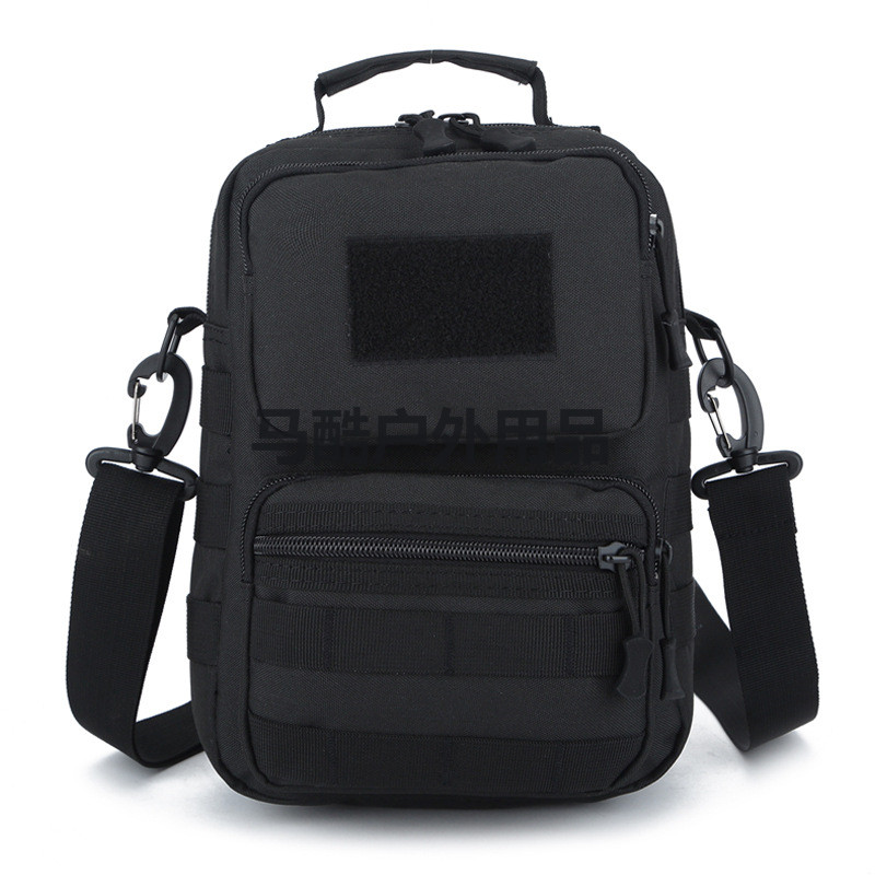 迷彩背包单肩斜挎包跨包户外登山防水小包手提休闲时尚战术包白底实物图