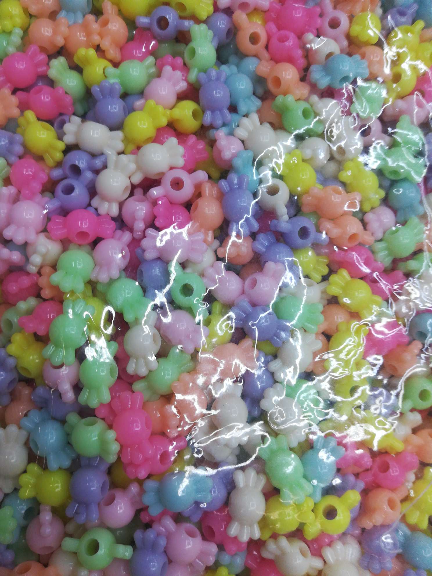 لعبة YF3324 G للأطفال، دلو من اللؤلؤ الأبجدي الأبجدي باللغة الانكليزية، قطع من سوارات دي