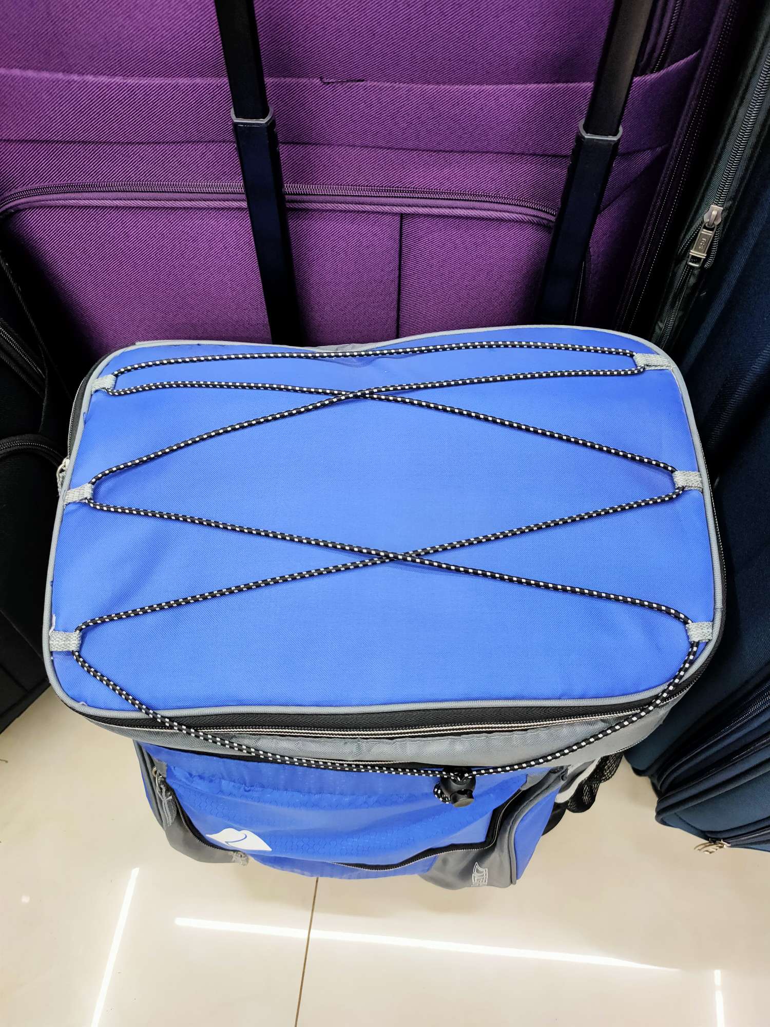 旅行箱蓝色网格细节图