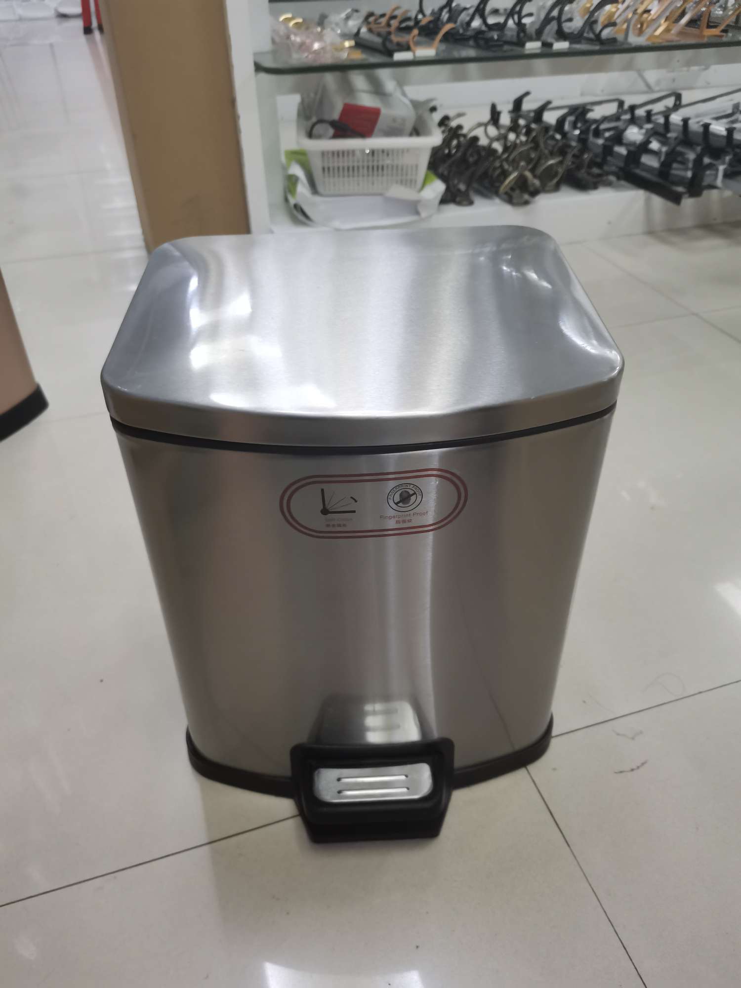 垃圾桶实物图