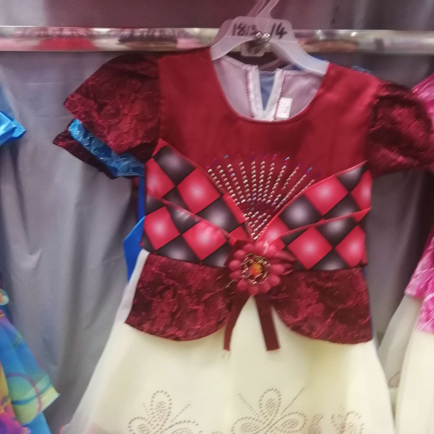 红色民族服饰裙子