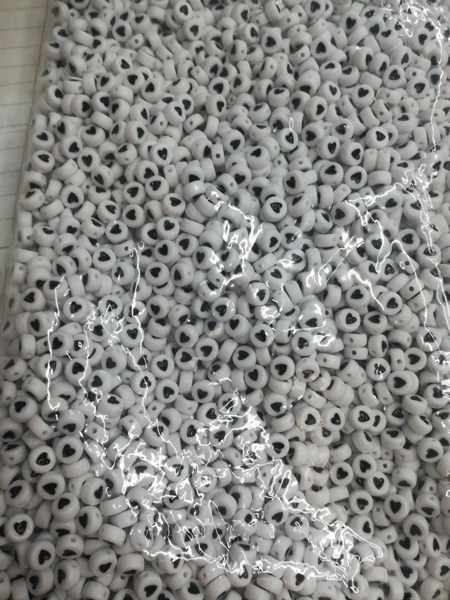 4*7 heart-shaped white and black acrylic round beads, solid candy beads, loose beads, diy children's bracelet bead material details Picture