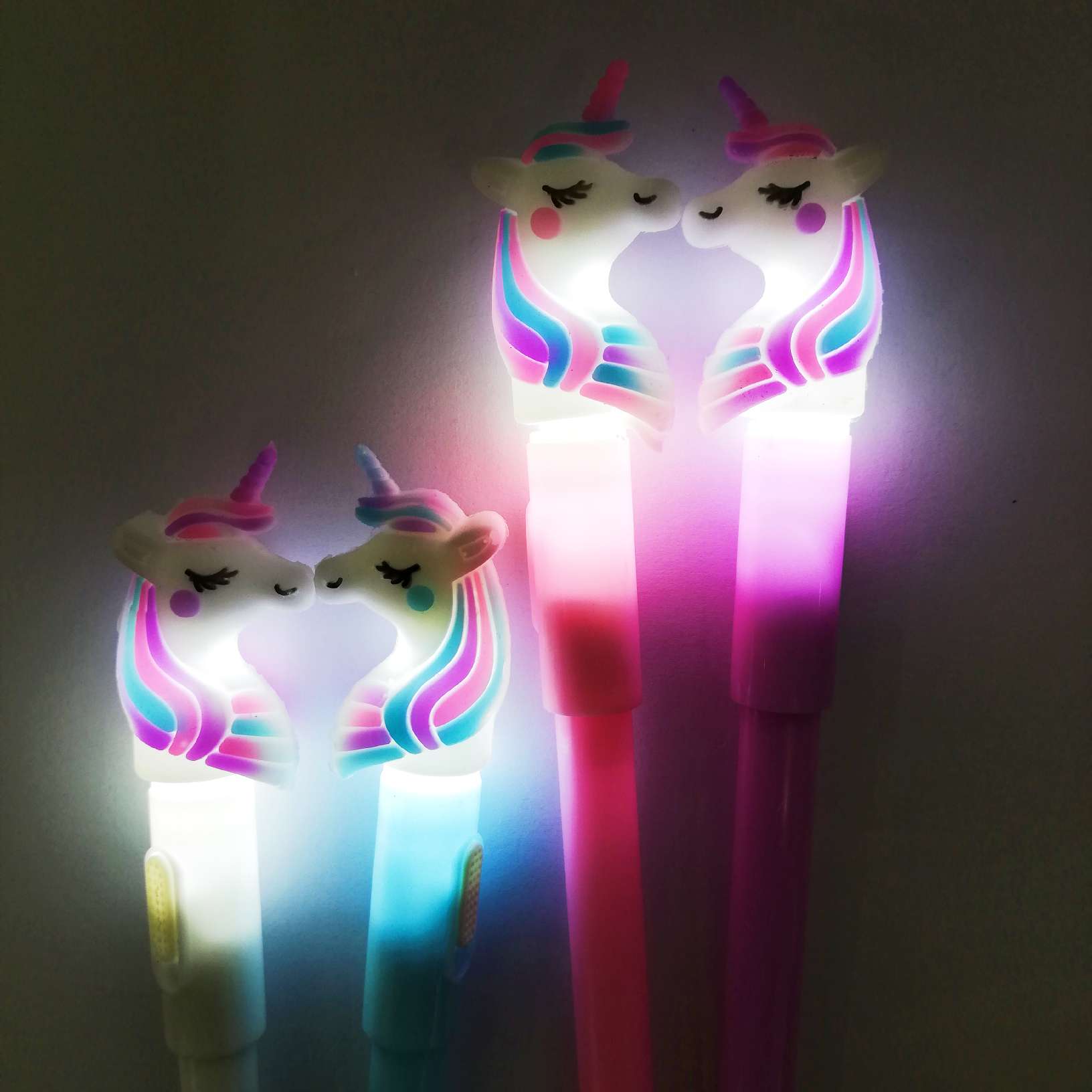 Unicorn-shaped four-color light pen gel pen Application Scenario