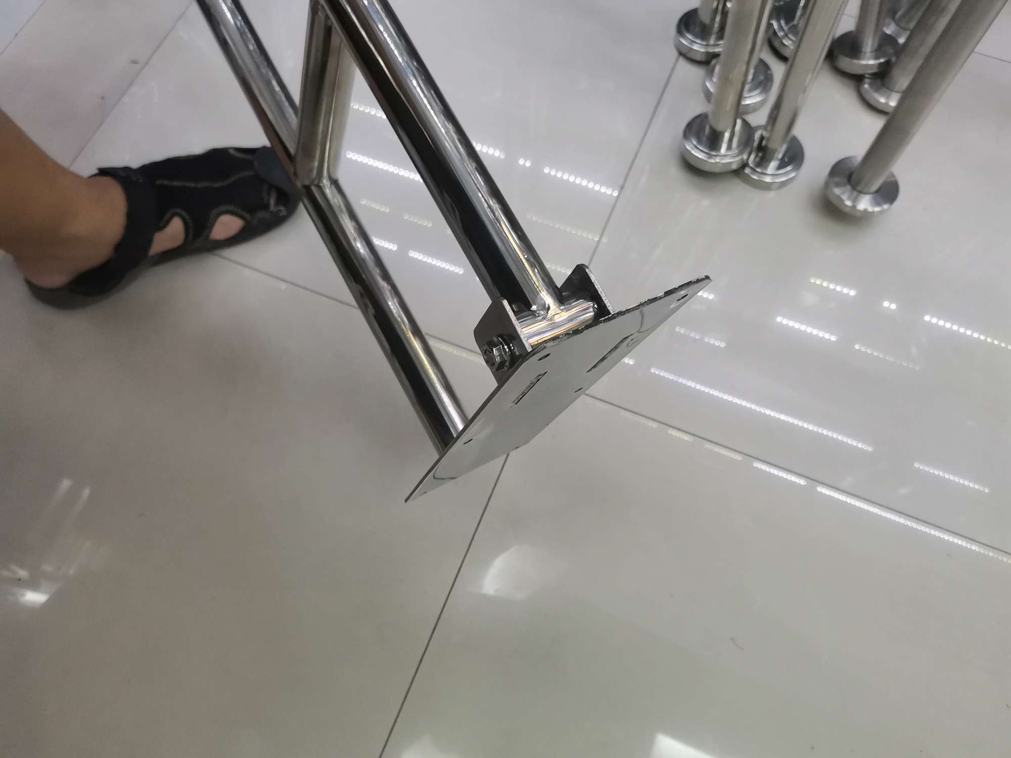 不锈钢残疾人扶手 浴室扶手白底实物图