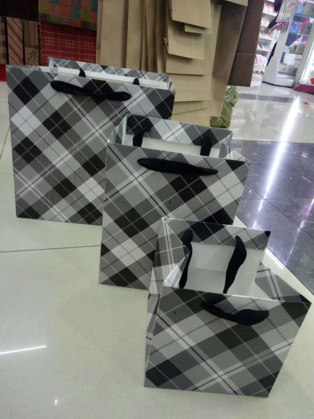 格子白卡实底正方袋