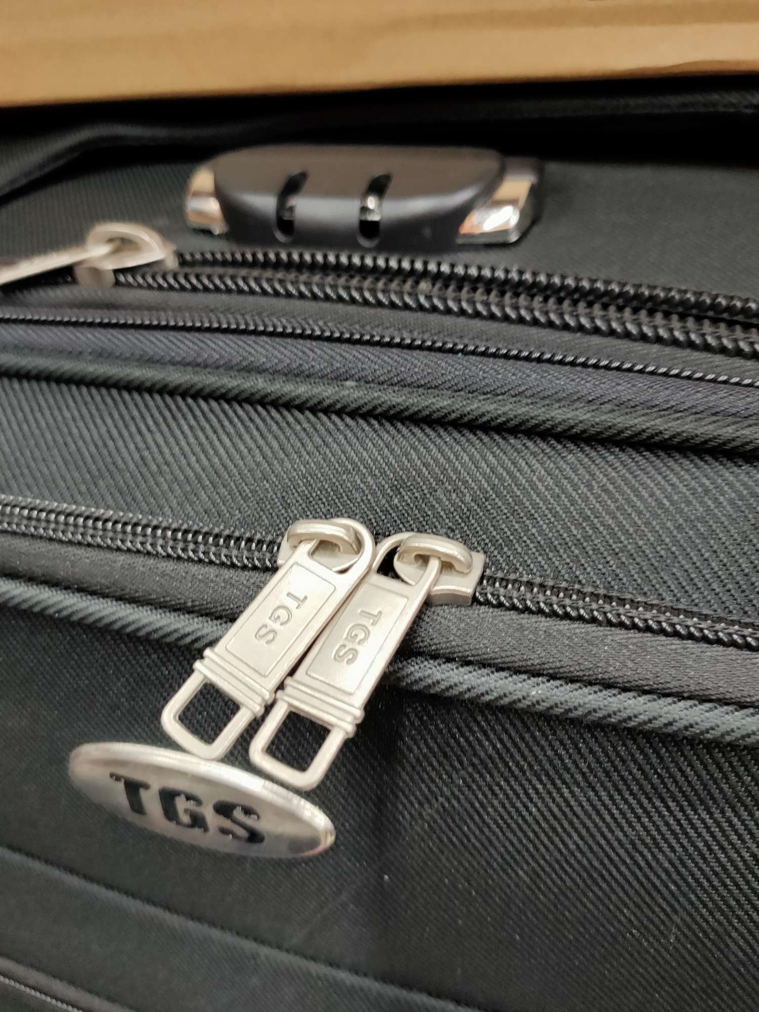 黑色旅行箱产品图