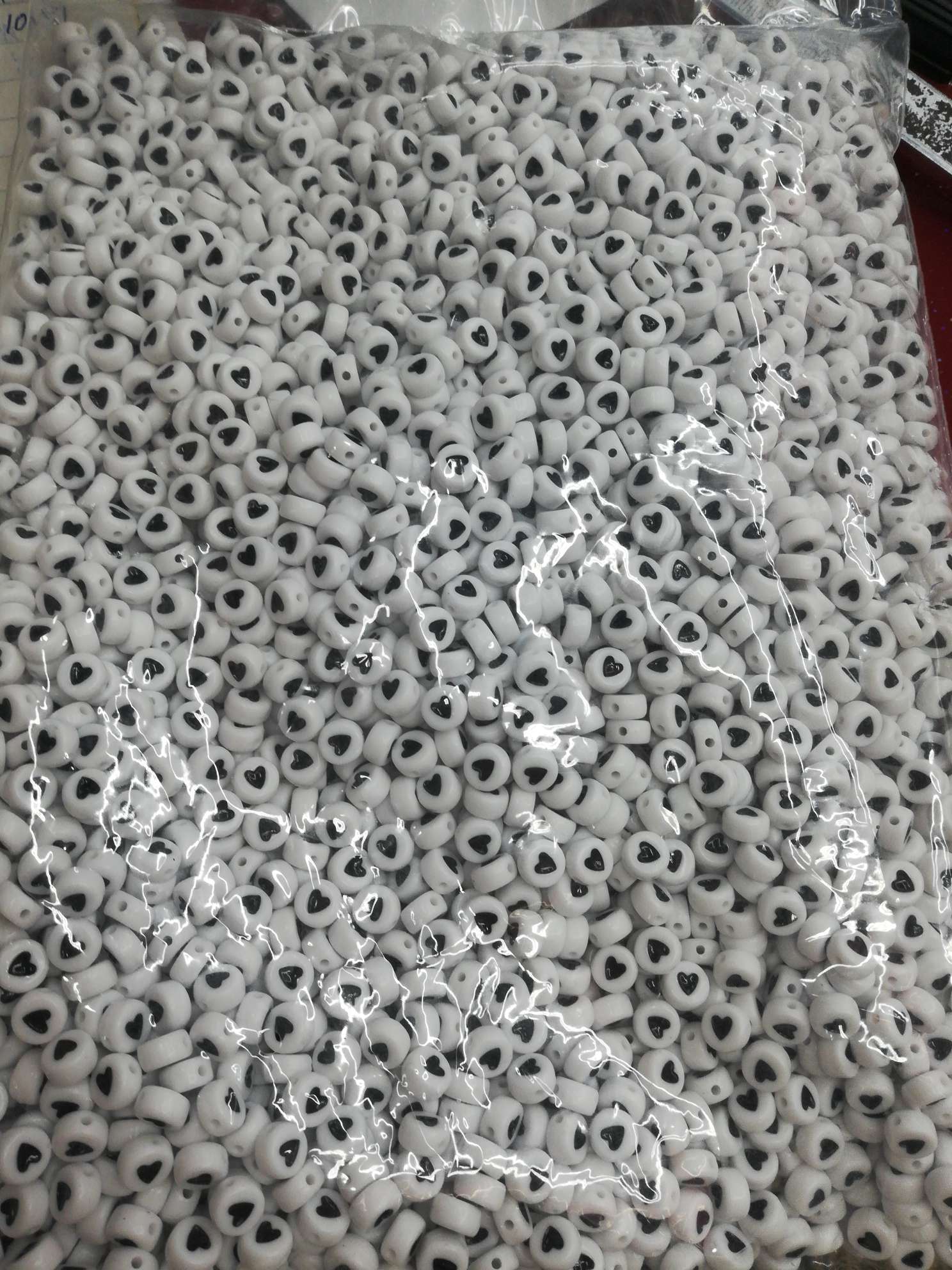 4*7 heart-shaped white and black acrylic round beads, solid candy beads, loose beads, diy children's bracelet bead material Specification image