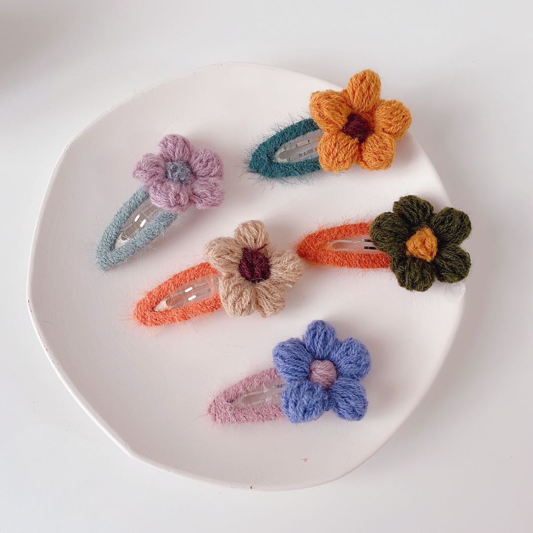 Multicolored lace clips