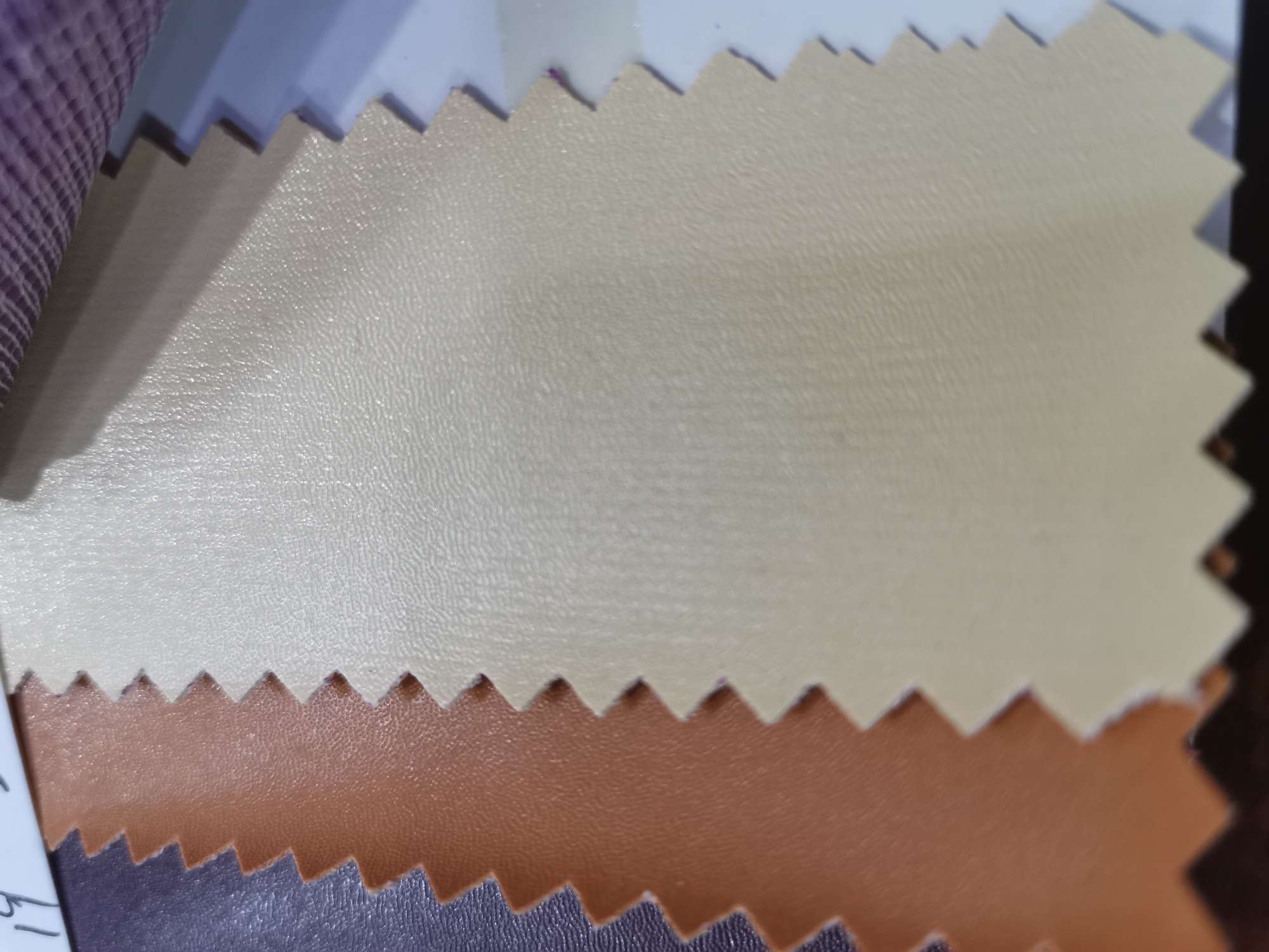 厂家直销热销新款皮革大量现货高中低档箱包沙发鞋材面料08白底实物图