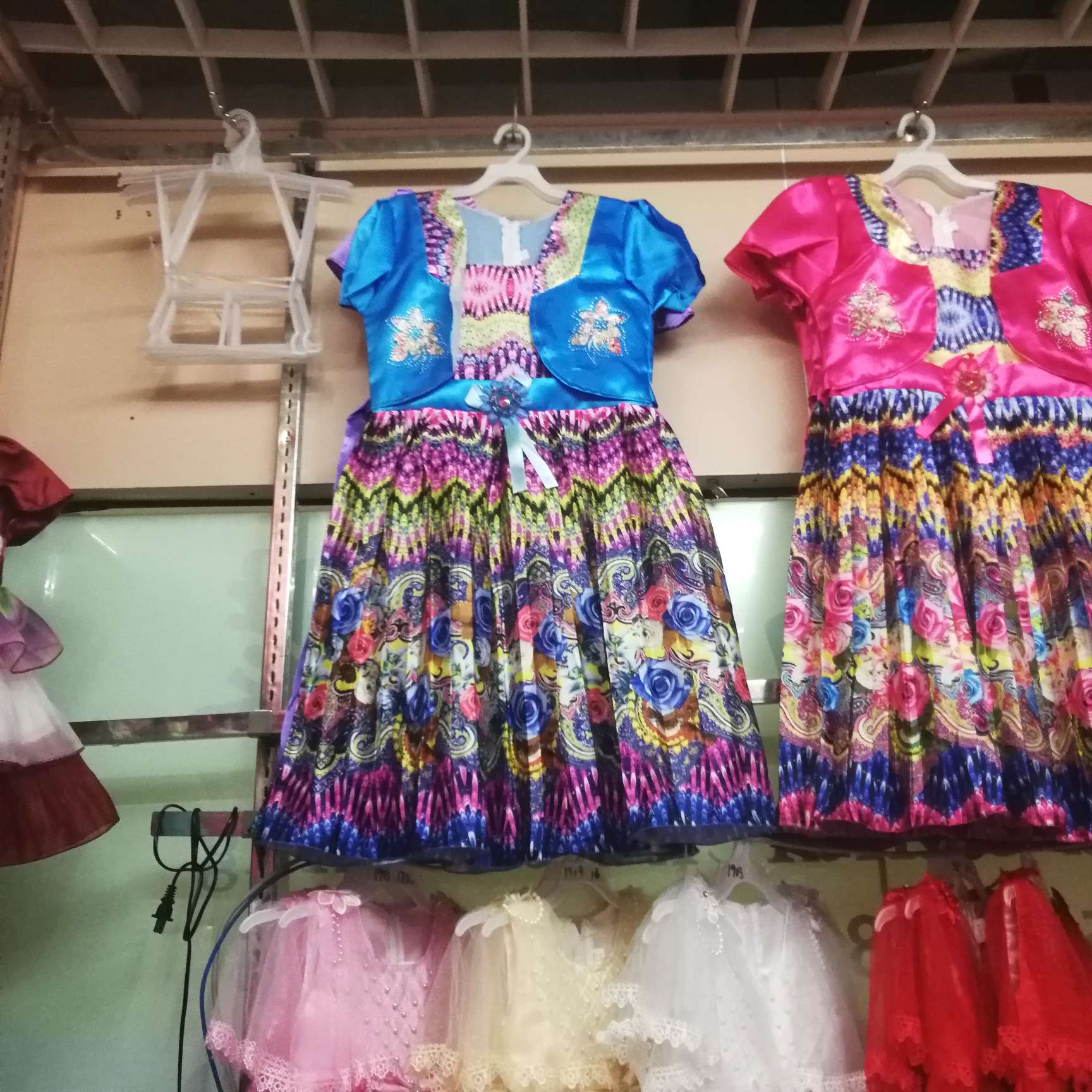 蓝色印花连衣裙