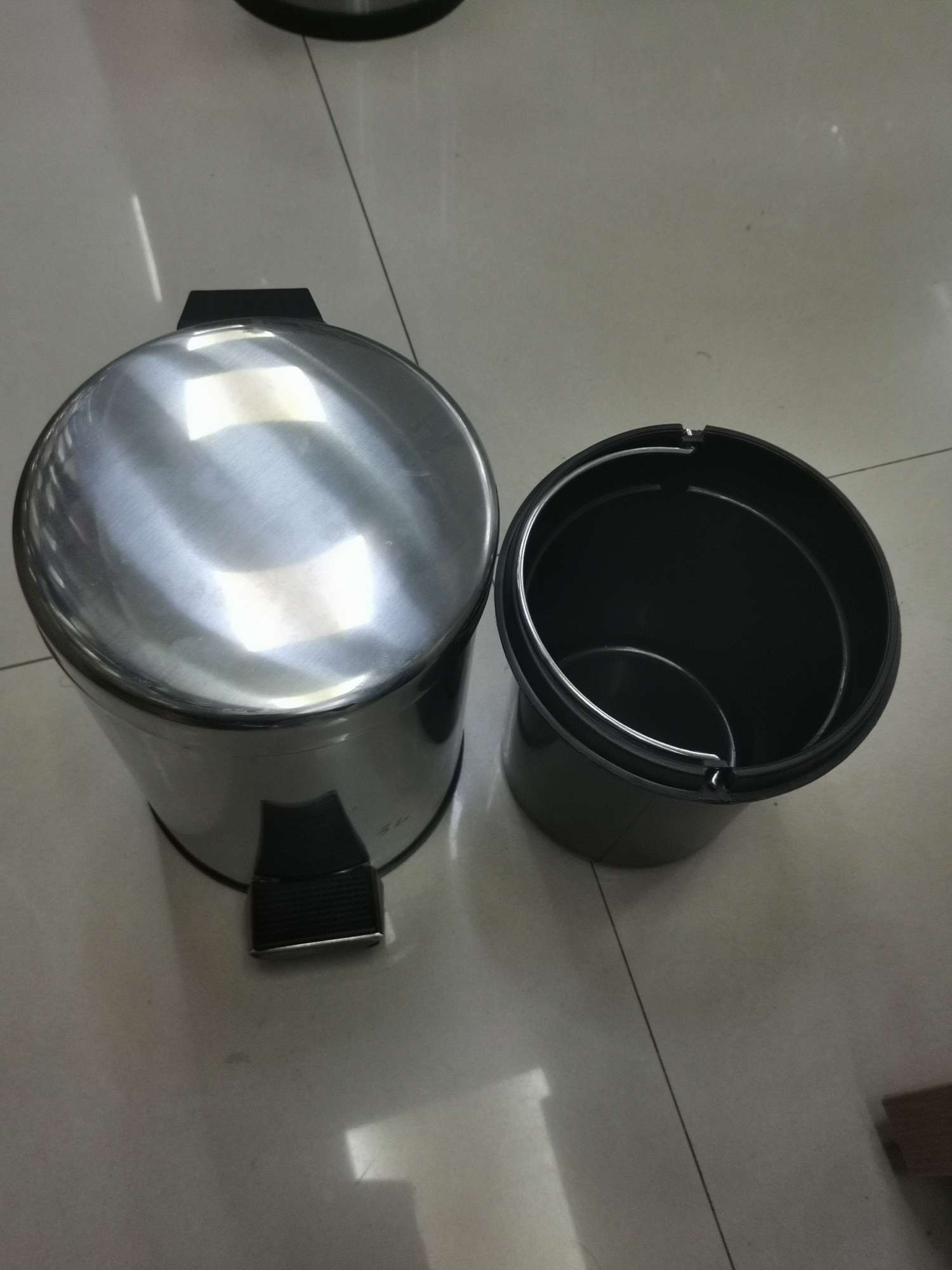 3升 3L 不锈铁垃圾桶 脚踏式垃圾桶白底实物图
