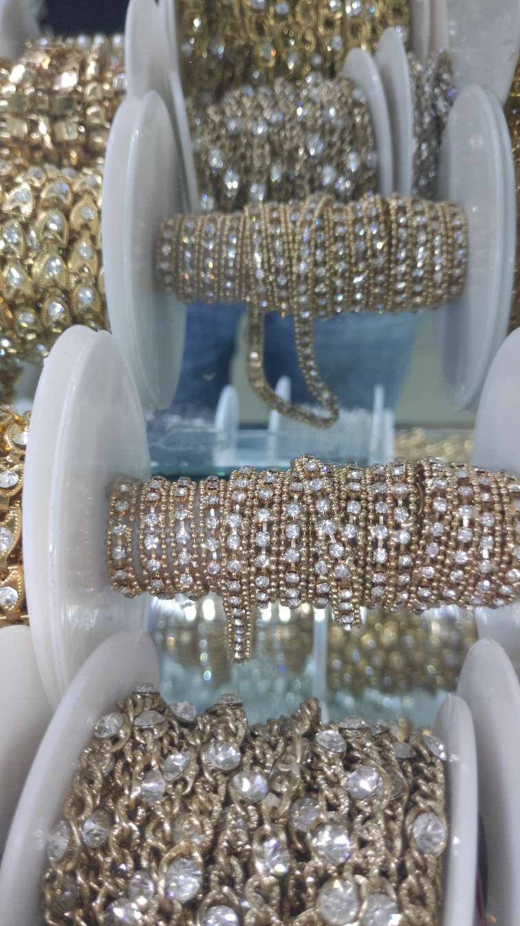 Bead chain claw chain