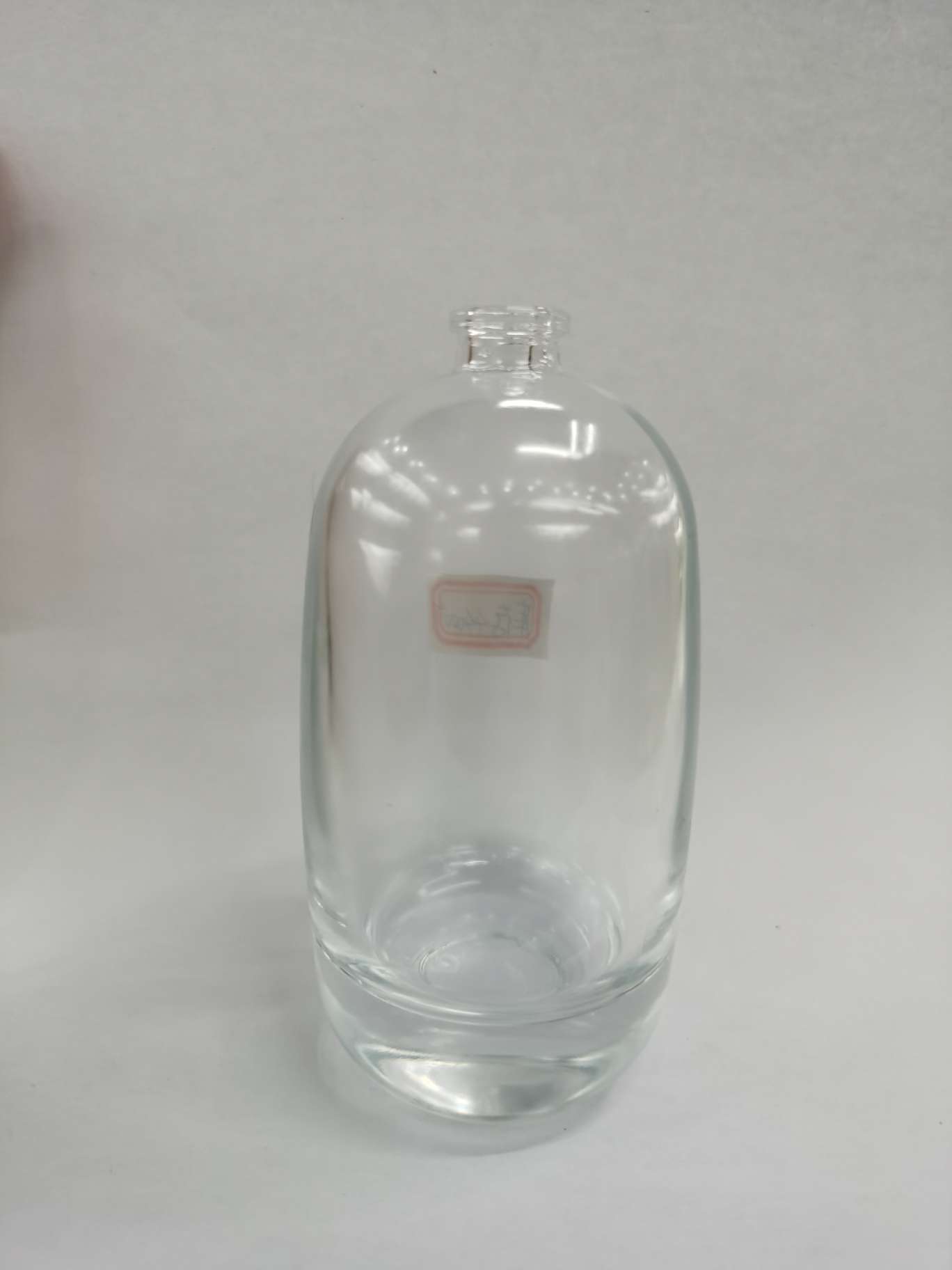 Round bottle for ladies' perfume thumbnail