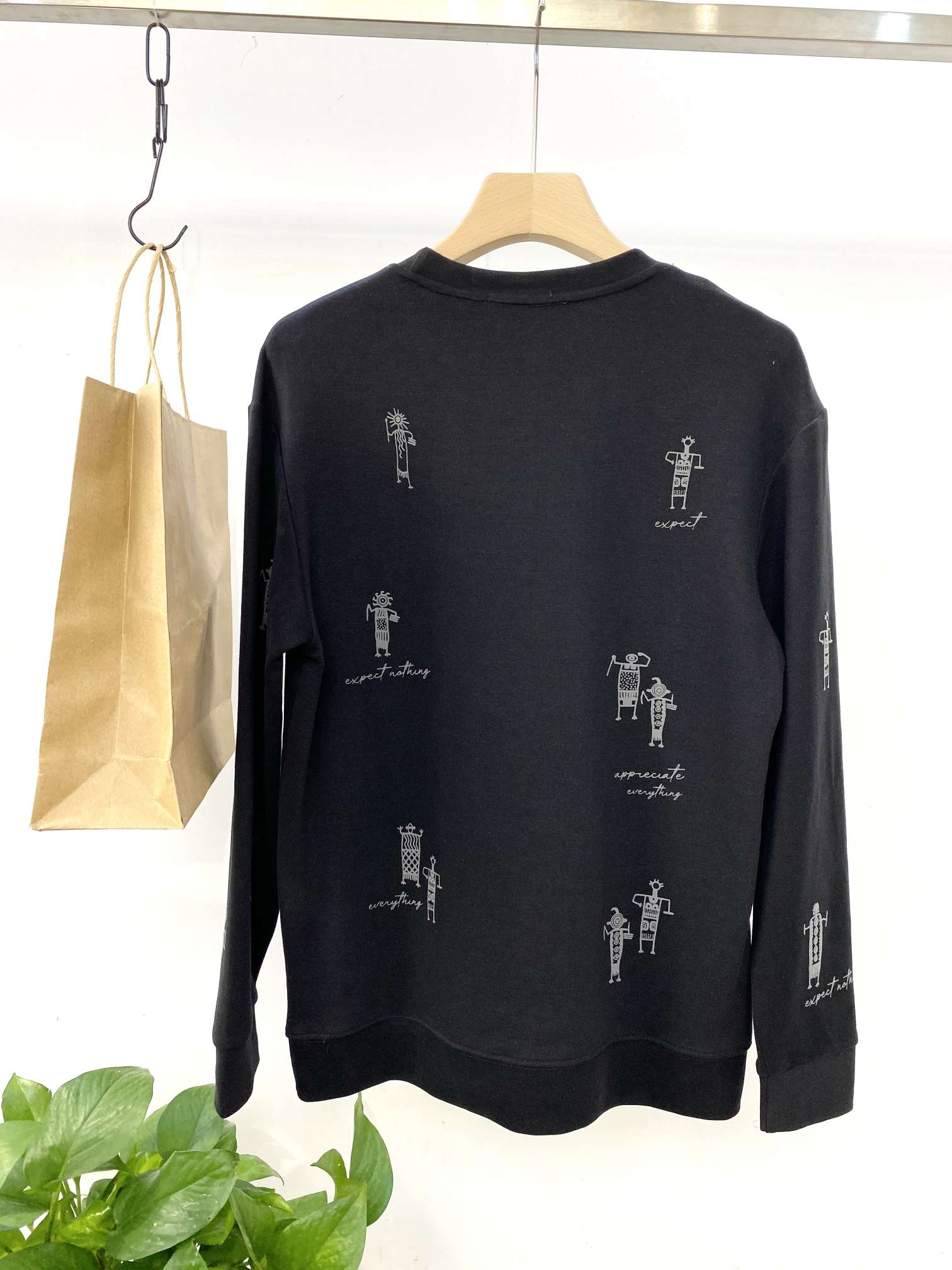 Fashionable embroidered hoodie Item Picture