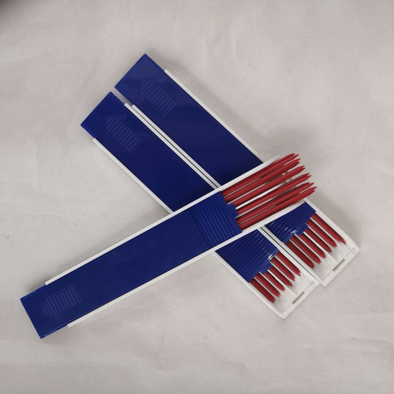 2.0 colored lead core, 120 cm long, one end pointed red core, 12 pieces in one pair, 2.0 core