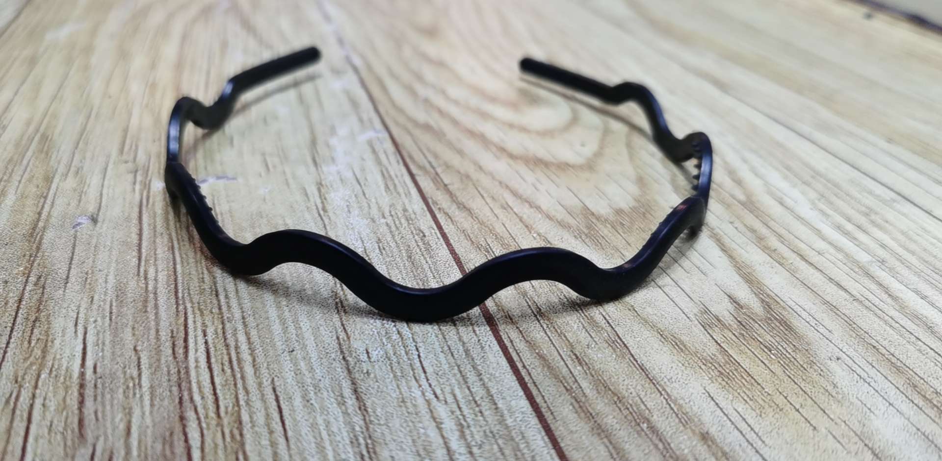 Wave-bent plastic headband