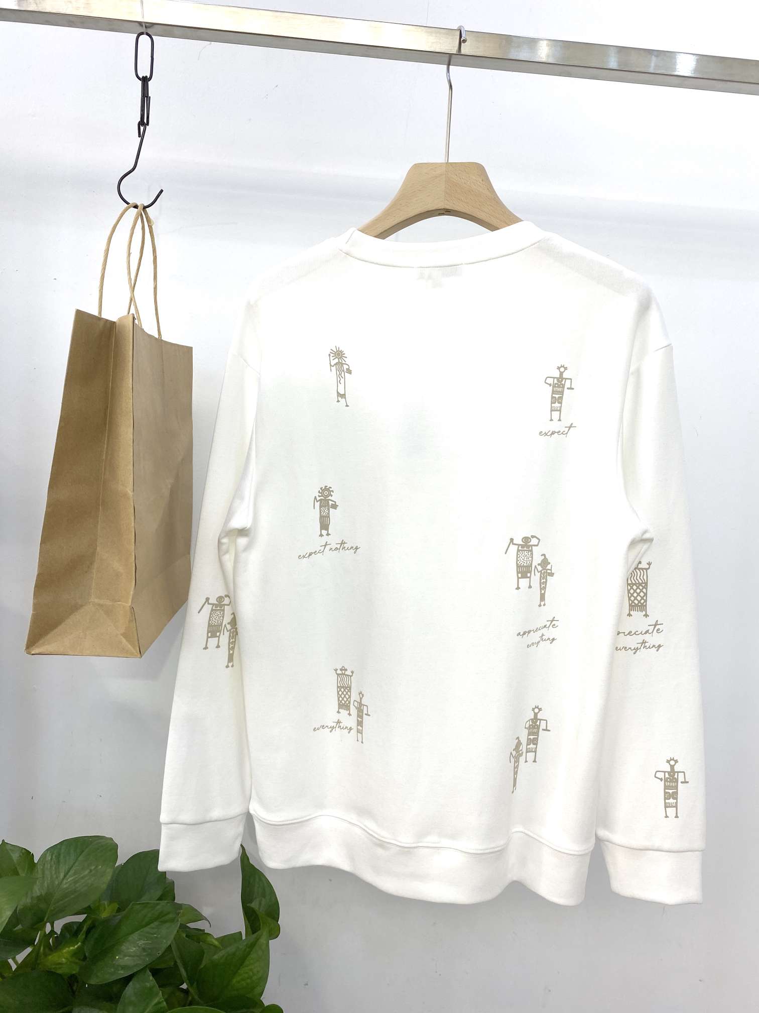 Fashionable embroidered hoodie Specification image