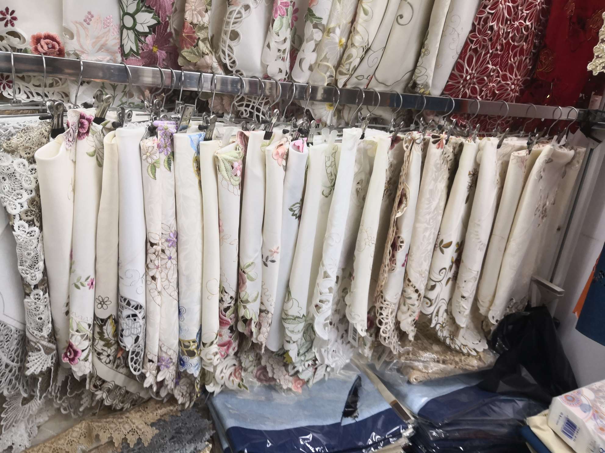 Tablecloths and bedside table covers come in many sizes. The maximum size is 180*320 centimeters