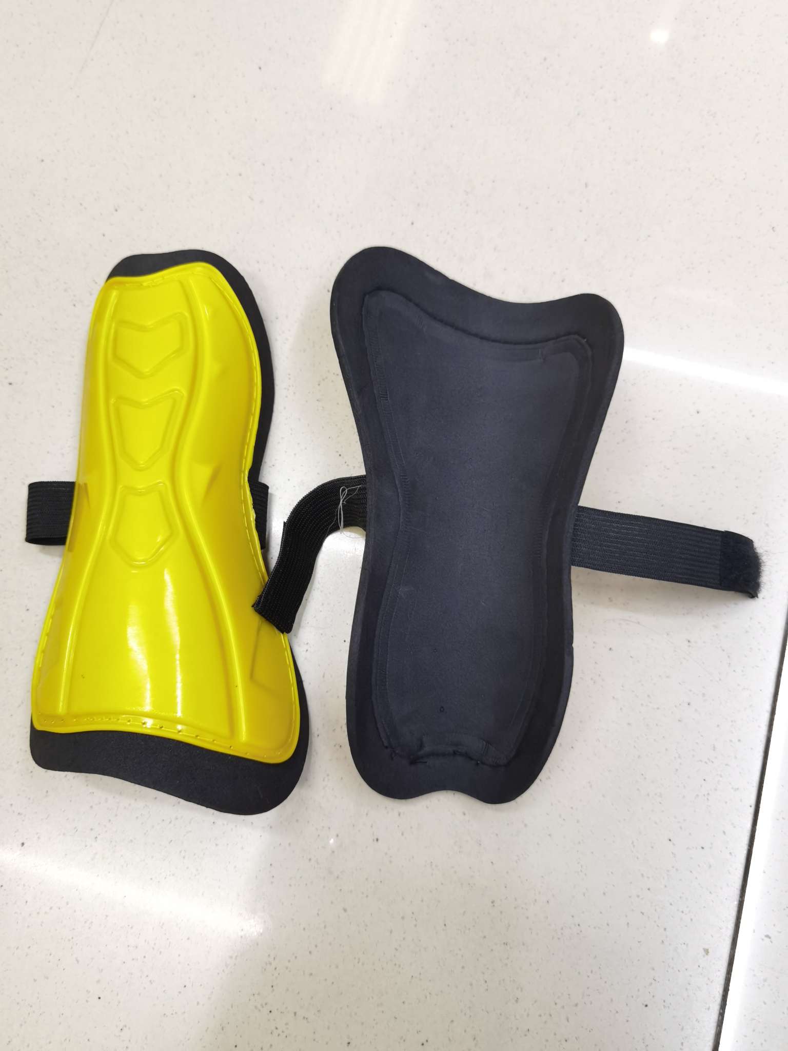 批发儿童护腿板，在运动中保护膝盖扭伤的作用，颜色有多种，不含运费。产品图