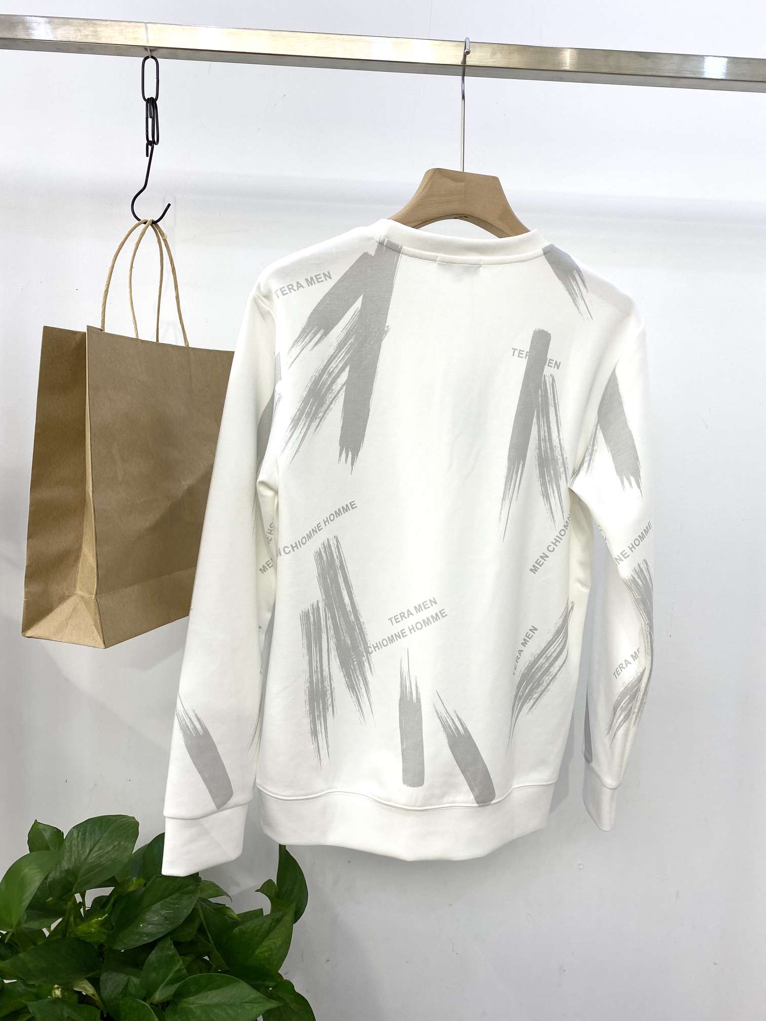 Simple, trendy and elegant hoodie Application Scenario