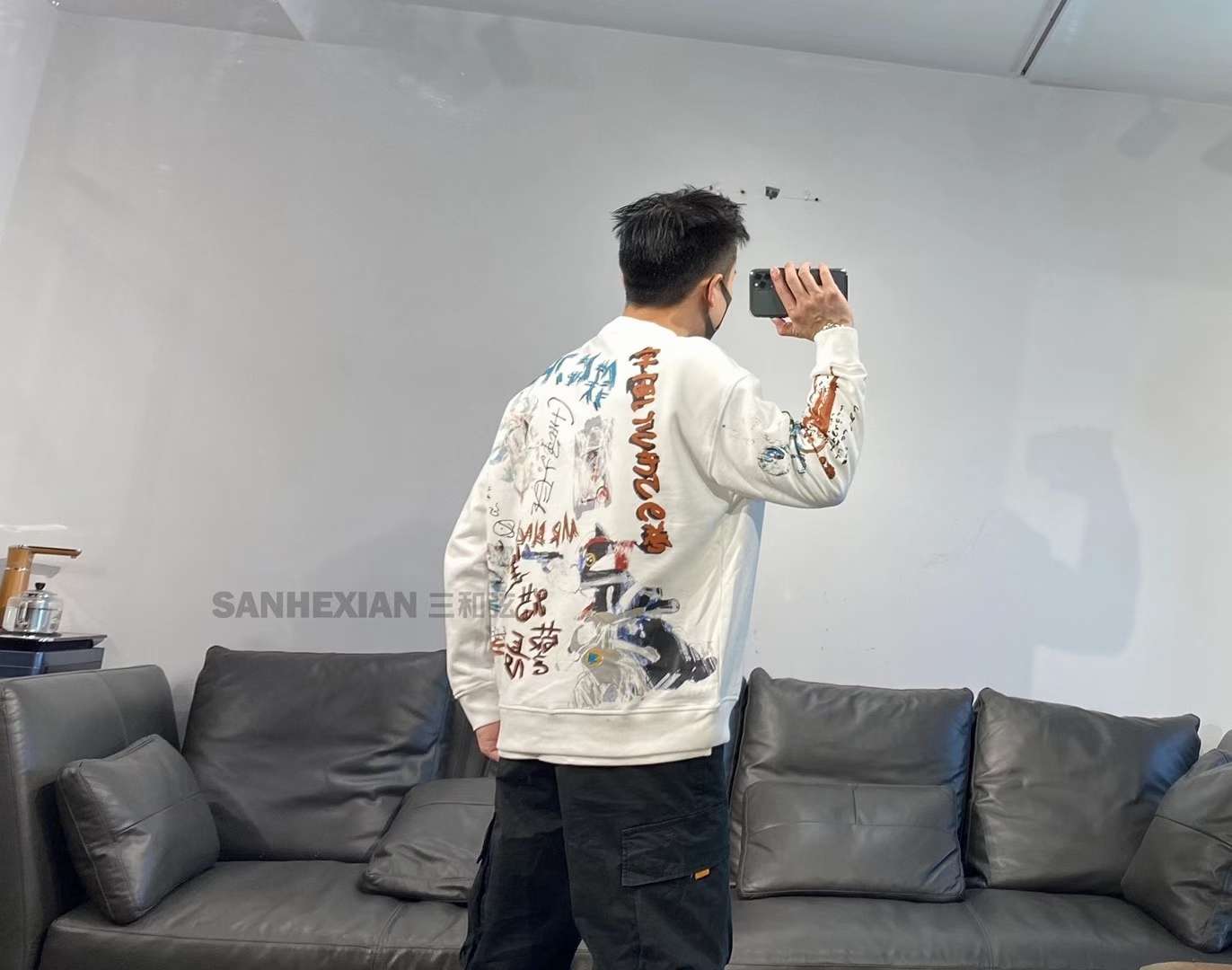 2020年新款涂鸦卫衣白底实物图