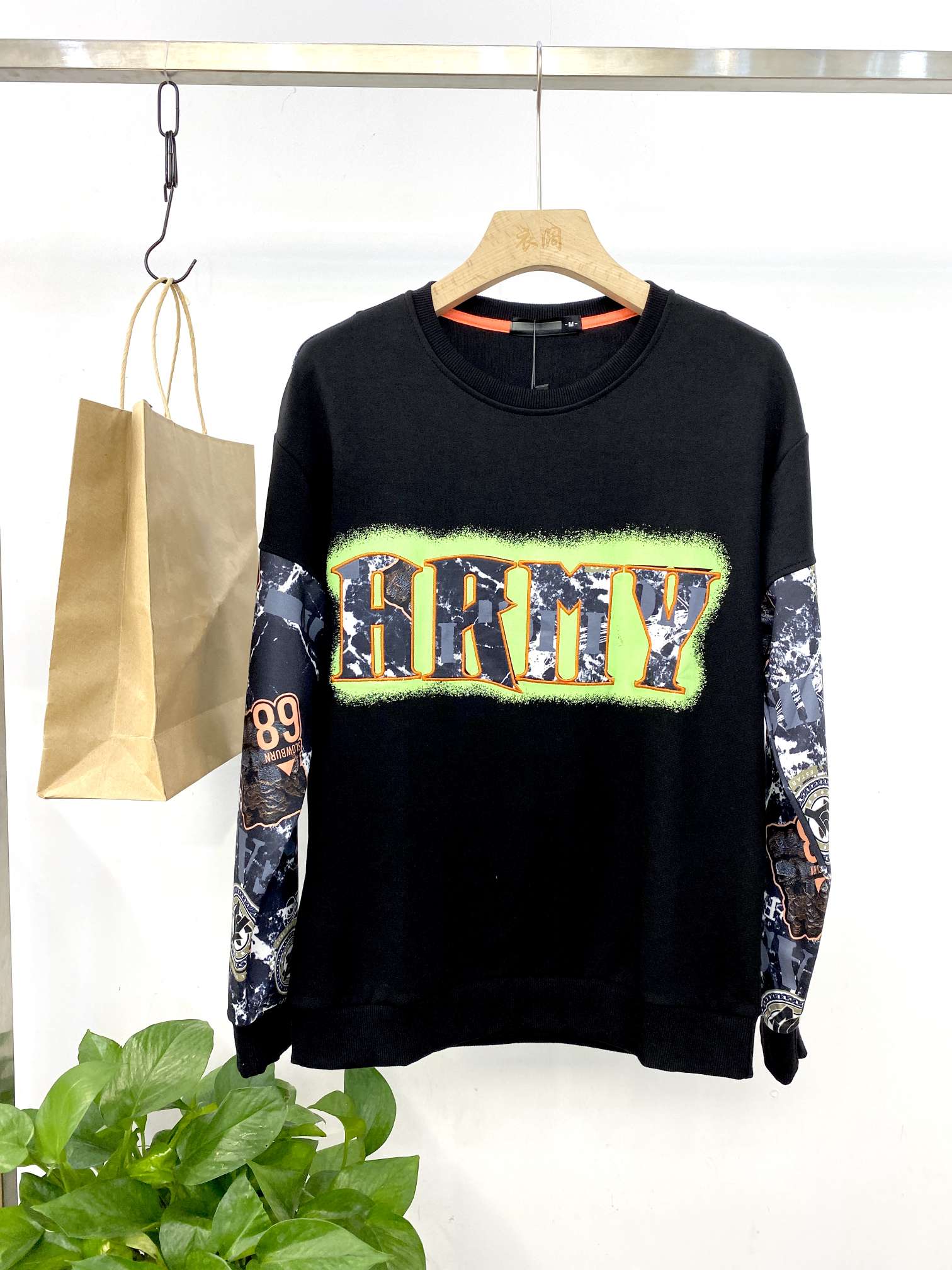 Fashionable and trendy hoodie details Picture
