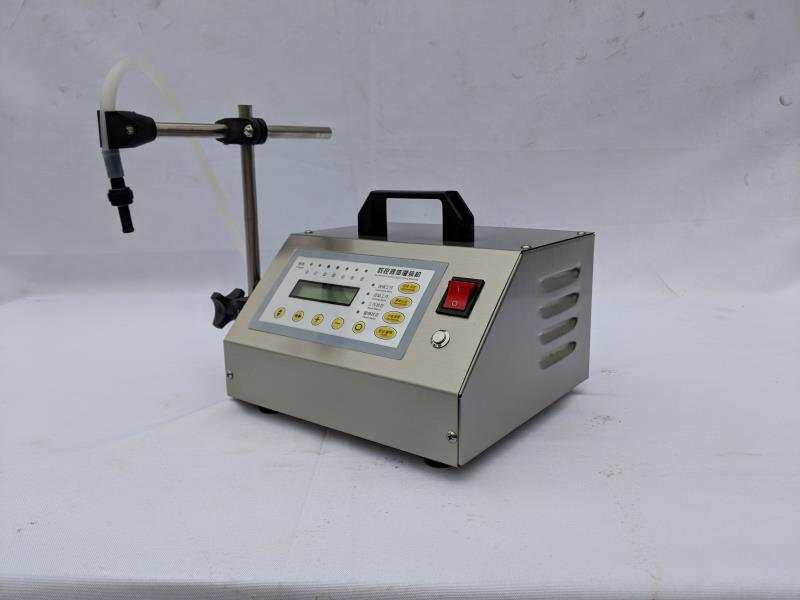 Liquid filling machine