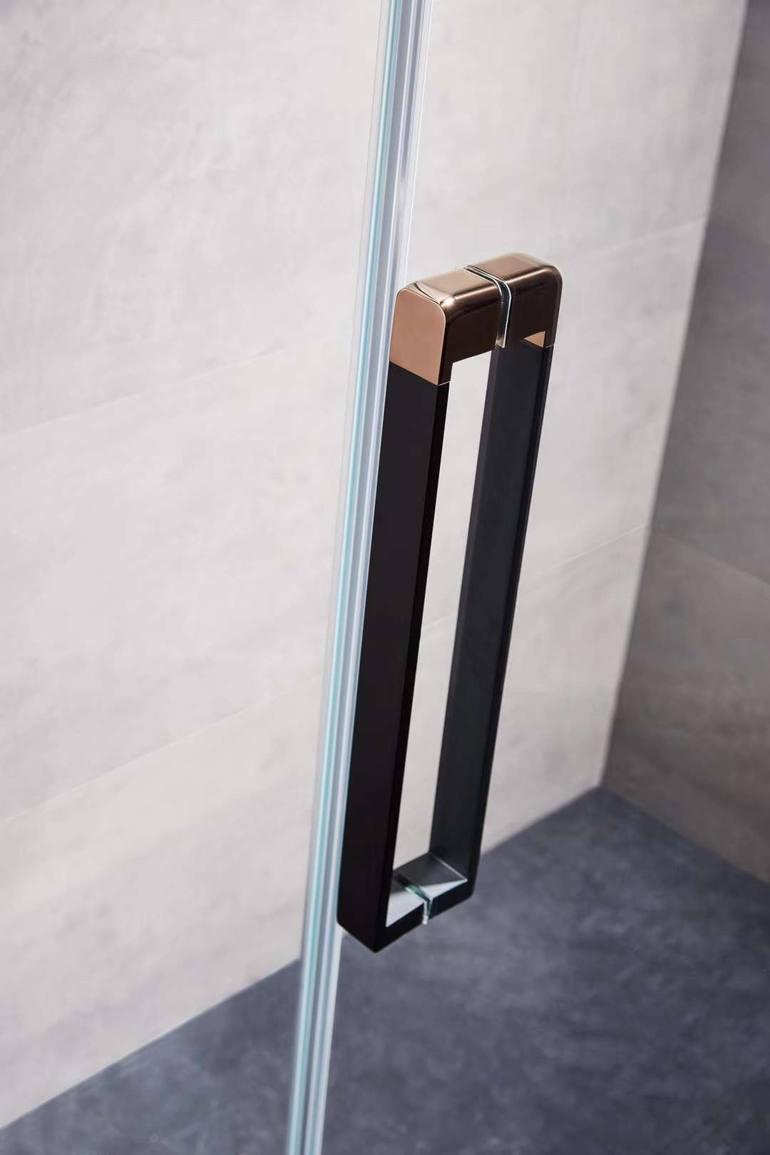 The Bette Super White Crystal Glass shower Enclosure 39 series features a black and gold integrated design that ensures safety and leaves no fingerprints Application Scenario